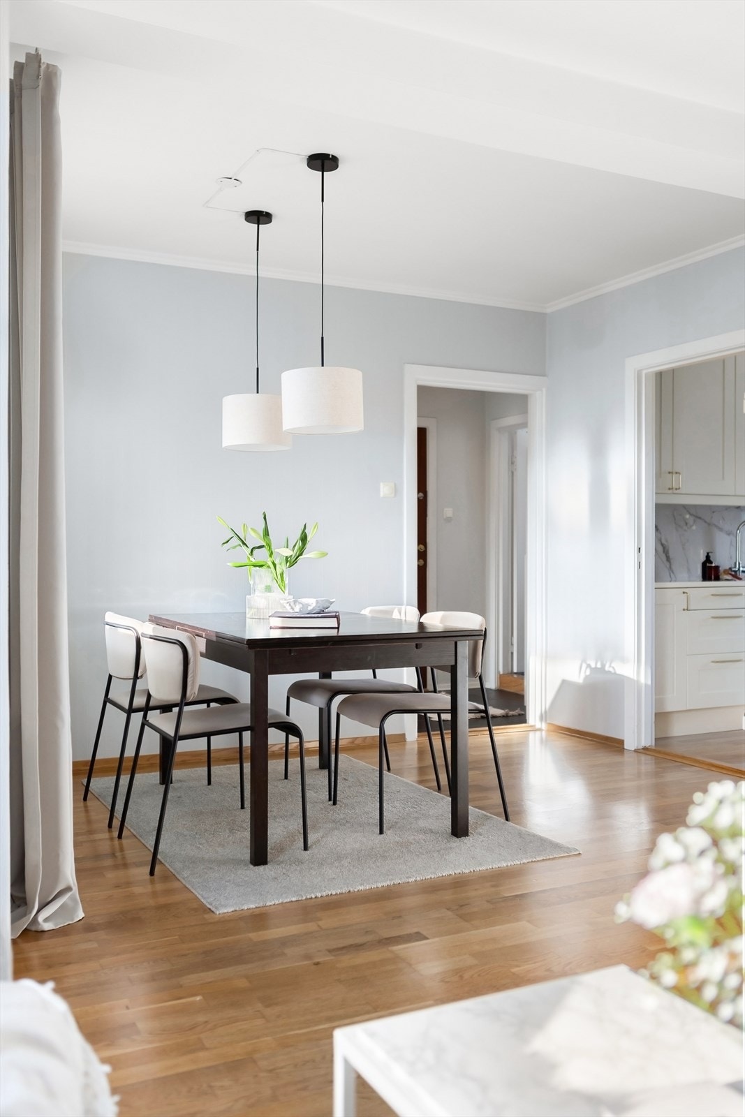 Spisestuen har god plass til langbord for å invitere familie og venner til et hyggelig middagsmåltid. Galleribilde