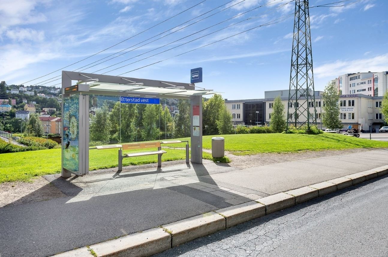 Området har svært godt kollektivtilbud i umiddelbar nærhet med gåavstand til Helsfyr med et stort antall lokale busser, T-bane, samt flybuss og regionalebusser. 37-bussen stopper like ved boligen, og Rema 1000 ligger praktisk til rett rundt hjørnet. Galleribilde