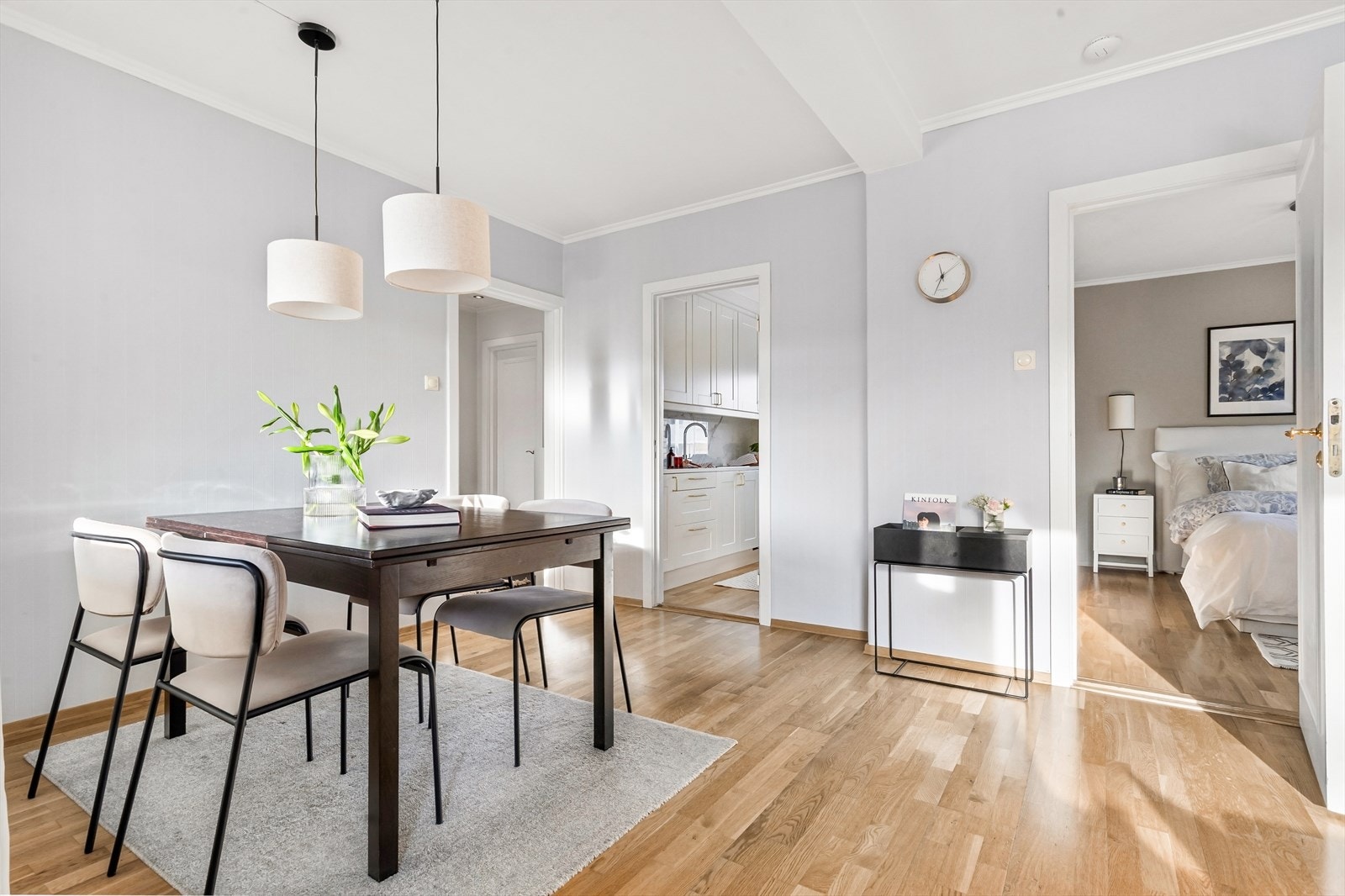 Kjøkkenet har åpning mot spisestuen hvor en enkelt kan holde samtalen i gang med sine gjester mens man lager et bedre måltid. Galleribilde