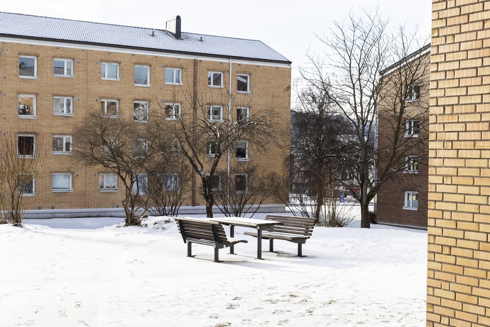 Barnevennlig nabolag med flere lekeplasser og sittegrupper, samt private stikkveier som skaper et trygt og sikkert miljø for store og små. Boligen disponerer 2 store boder og det er barnevognparkering i borettslaget. Galleribilde
