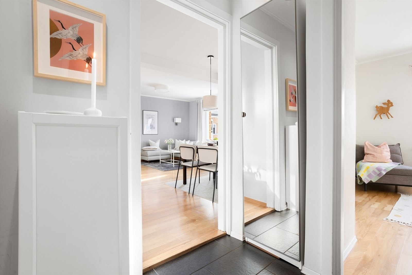 Ditt første møte med leiligheten er entréen, som fungerer som et praktisk knutepunkt. Med andre ord unyttes hver kvadratmeter optimalt. Galleribilde