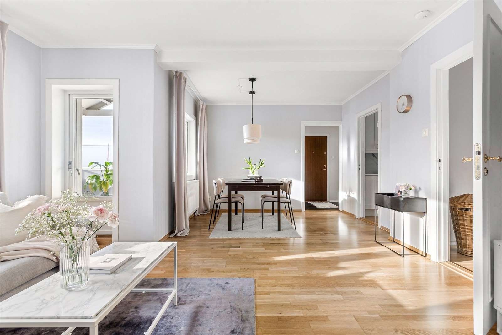 Spisestuen ligger naturlig plassert mellom kjøkken og stue og binder rommene fint sammen. Galleribilde