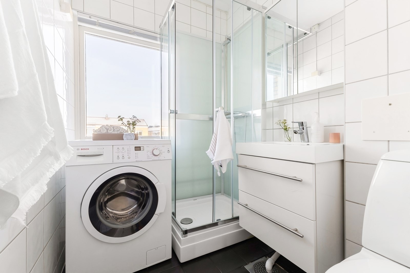 Baderommet har inngang fra entréen og er lett tilgjengelig. Badet ble pusset opp i regi av borettslaget i 2005 og er av en fin størrelse for en familie. Borettslaget har felles varmtvann! Galleribilde