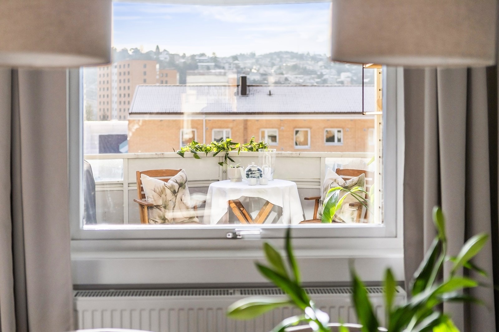 Spisestuen er smart plassert ved det store vinduet. Her kan familien samles til en lengre helgefrokost og skue ut over Ekebergåsen og områdets grøntarealer fra hyggelig spiseplass. Galleribilde