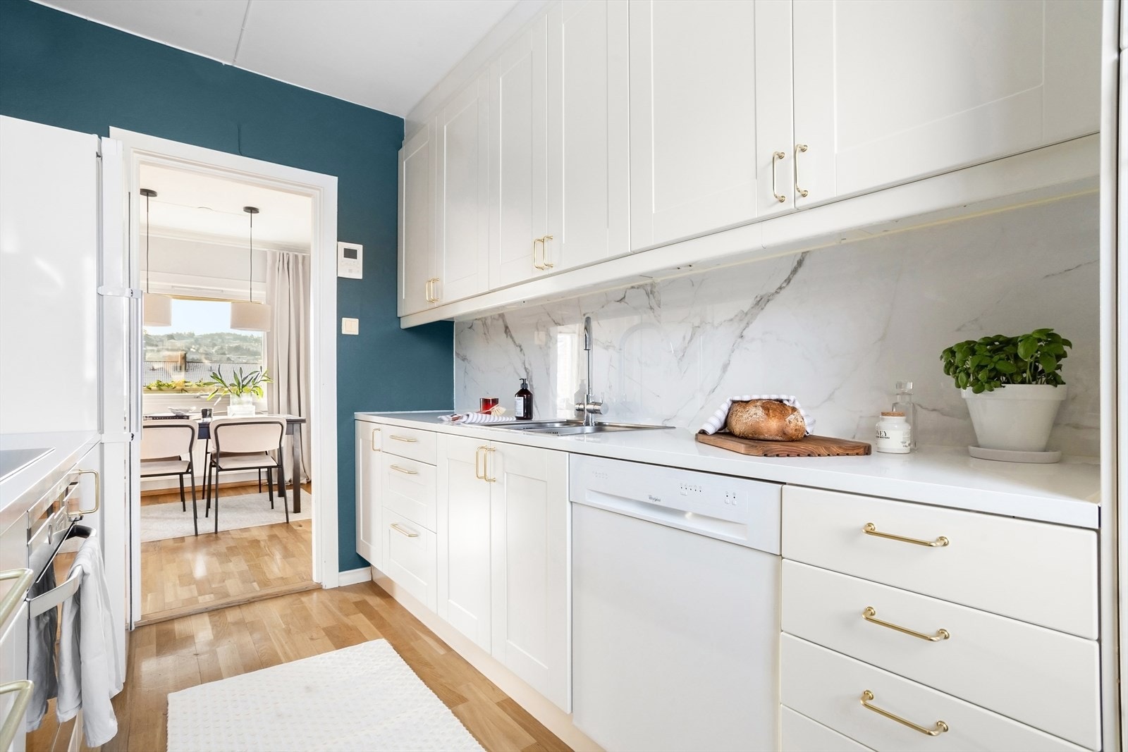 Boligen har en gjennomgående planløsning som lar dagslyset flyte naturlig gjennom rommene og skaper en lys, åpen og luftig atmosfære. Galleribilde