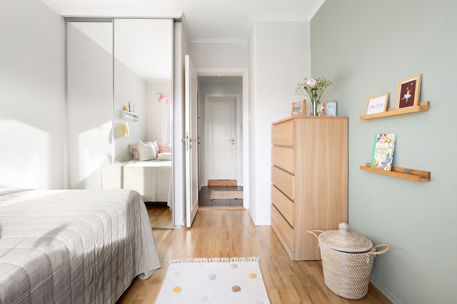 Soverommet har skyvedørsgarderobe, og det er god plass til stor seng, skrivepult eller kommode. Med sin tilbaketrukne beliggenhet fra allrommene får du et rolig og uforstyrret soverom. Galleribilde