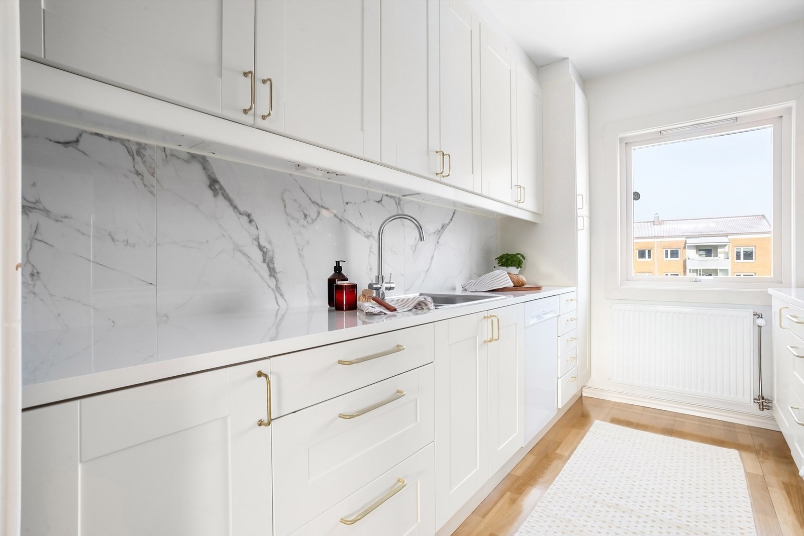 Praktisk kjøkkenløsning med gode arbeidsflater og rikelig med skapplass. Hvitevarer medfølger salget. Galleribilde