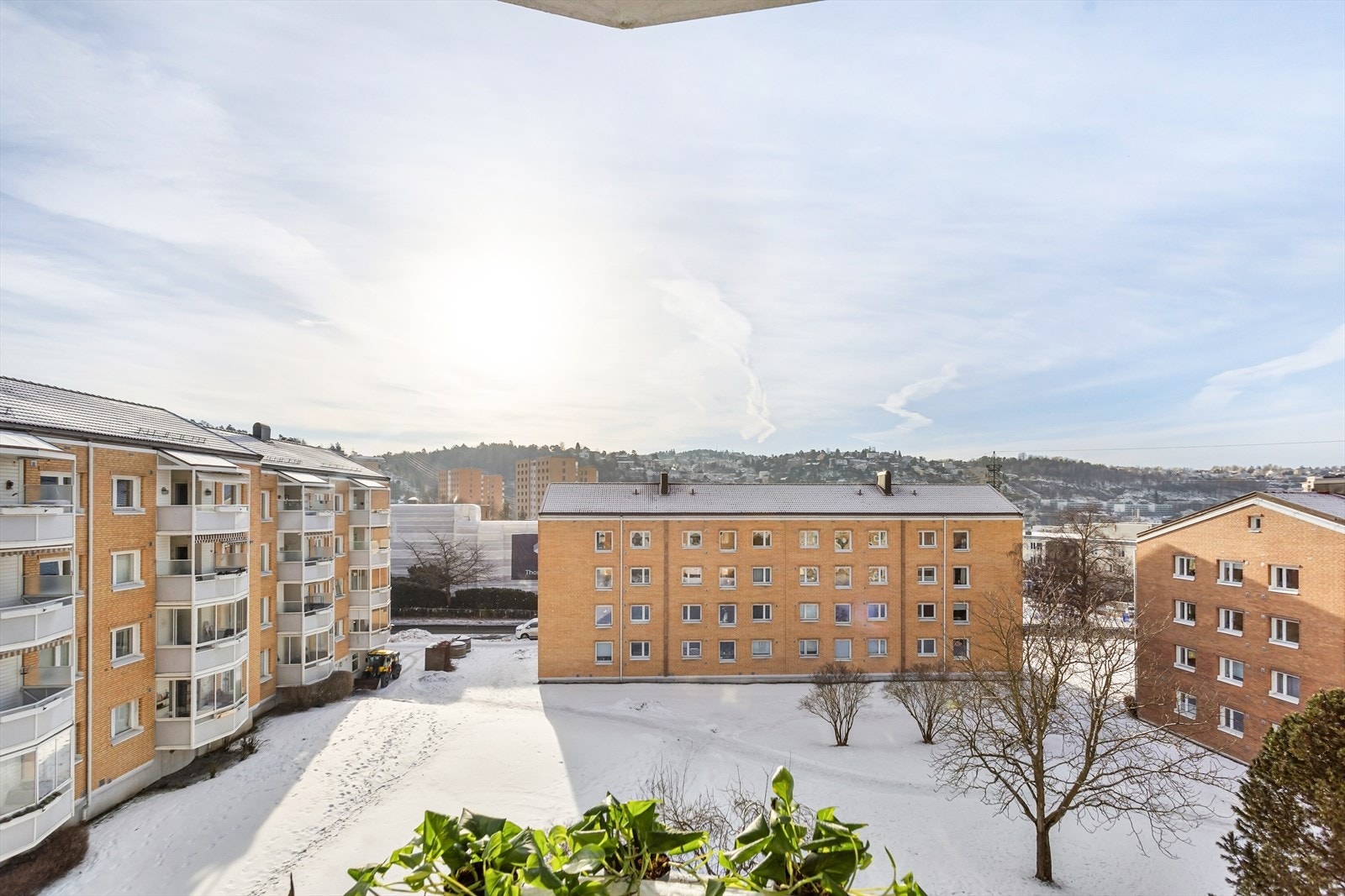 Når du står på balkongen forstår du fort at dette er en viktig del av leiligheten. Uteplassen oppleves som usjenert og privat med flott utsikt over borettslagets fellesarealer. Galleribilde