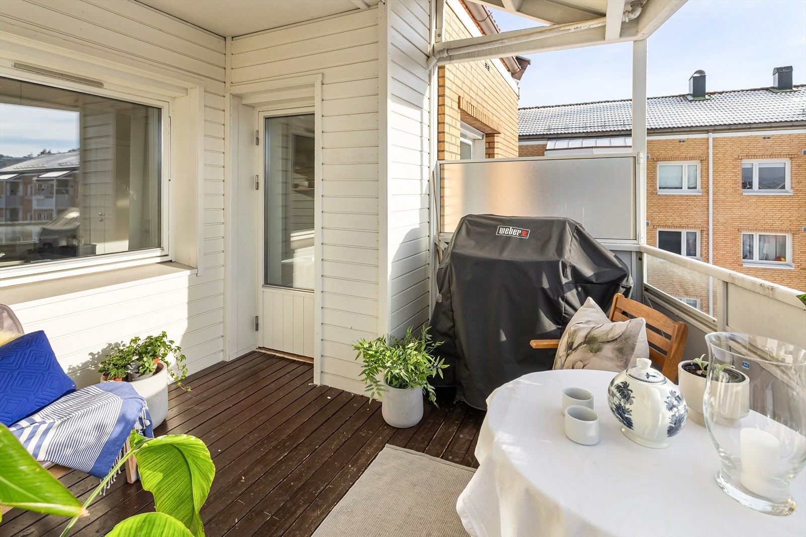 På balkongen kan du nyte hyggelige sommerdager og sosiale sammenkomster, med mulighet for grilling. Det er god avstand til nærliggende bygg, så man har godt med albuerom her på Etterstad. Galleribilde