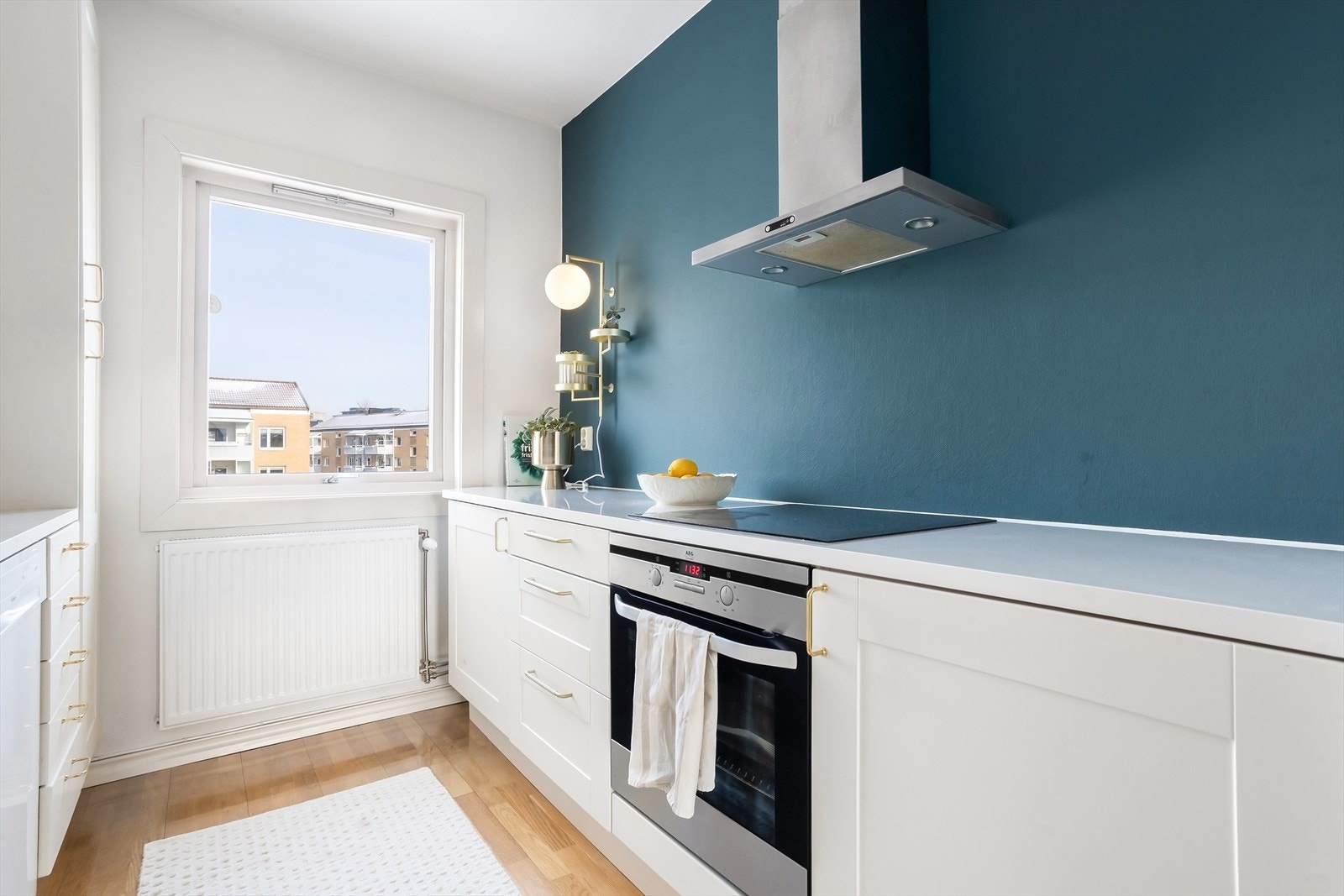 Dette rommet er en plass hvor du kan glede deg over å lage et større festmåltid eller du kan nyte en god kopp kaffe og skue ut over områdets fellesarealer. Galleribilde