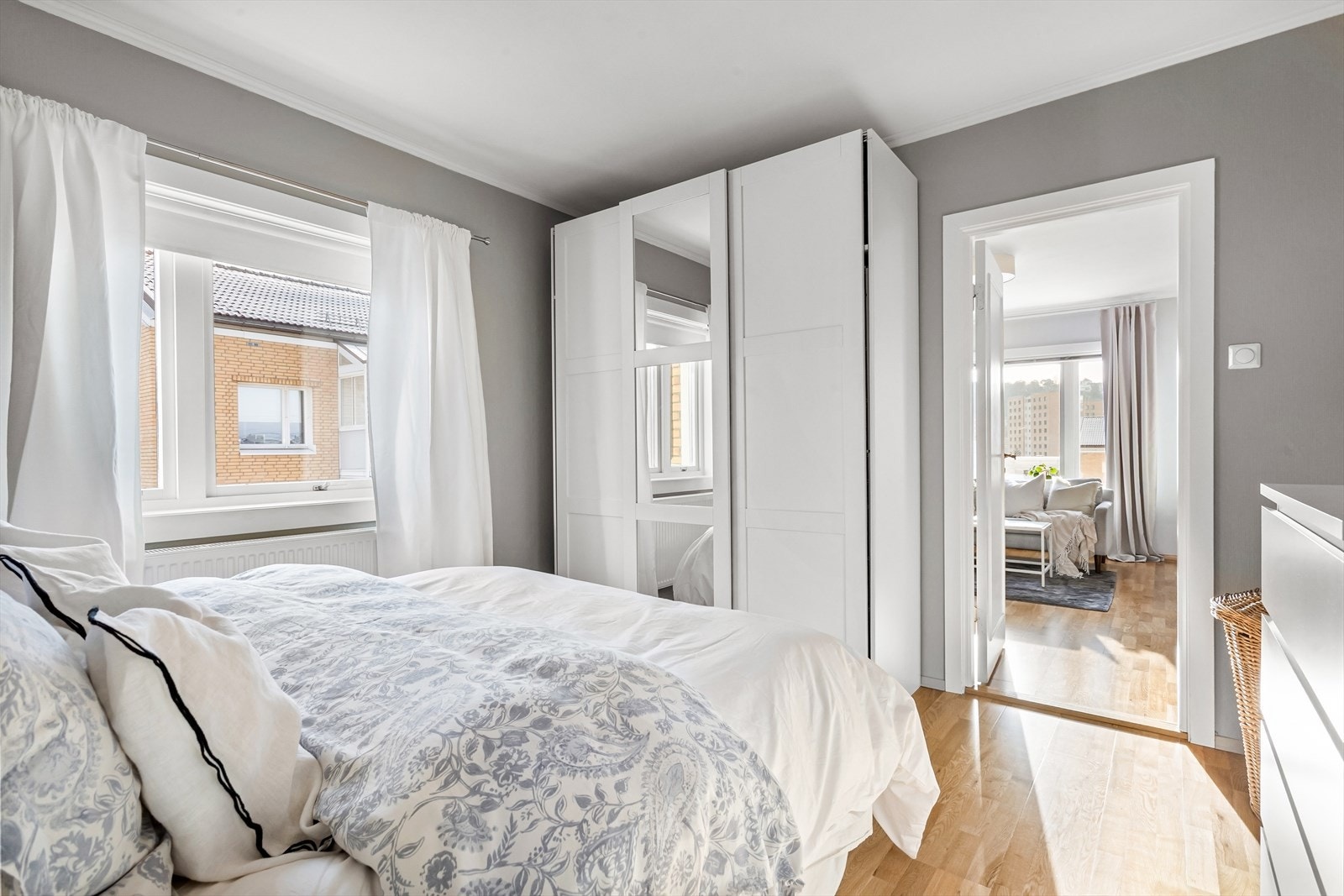 Her finnes også en skyvedørsgarderobe med mye oppbevaringsplass. Galleribilde