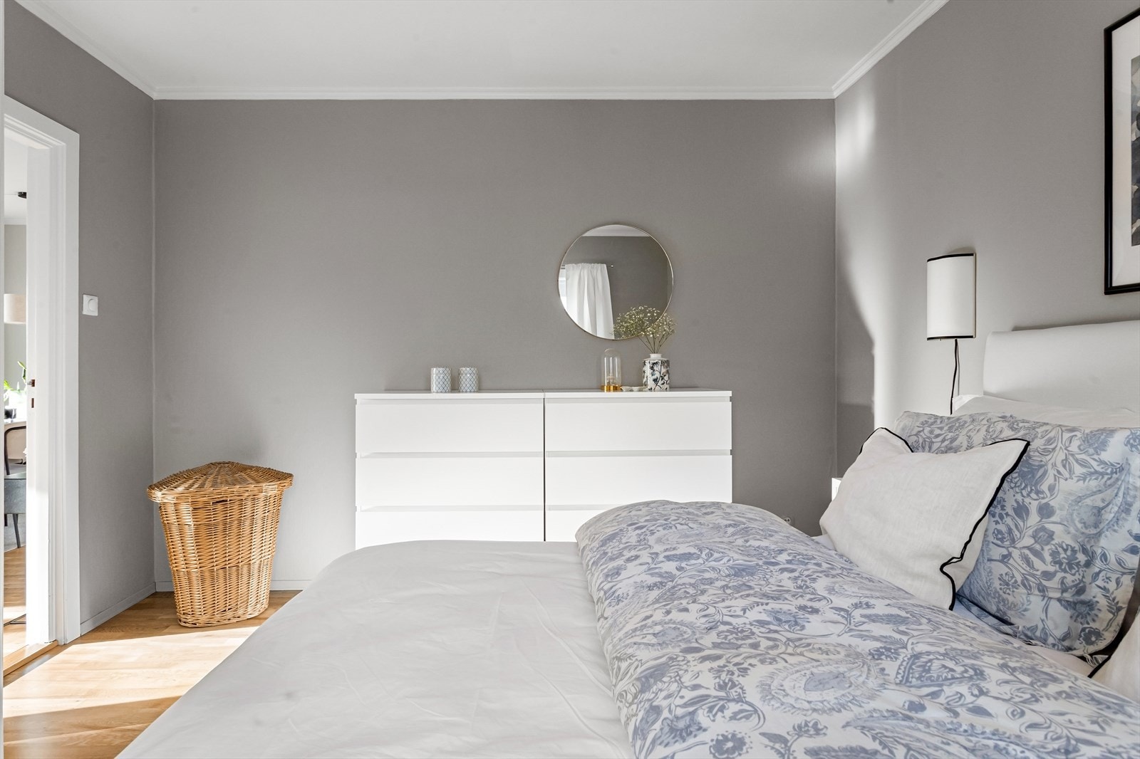 Et lunt soverom som gir en fin ramme for hvile og avkobling. Galleribilde