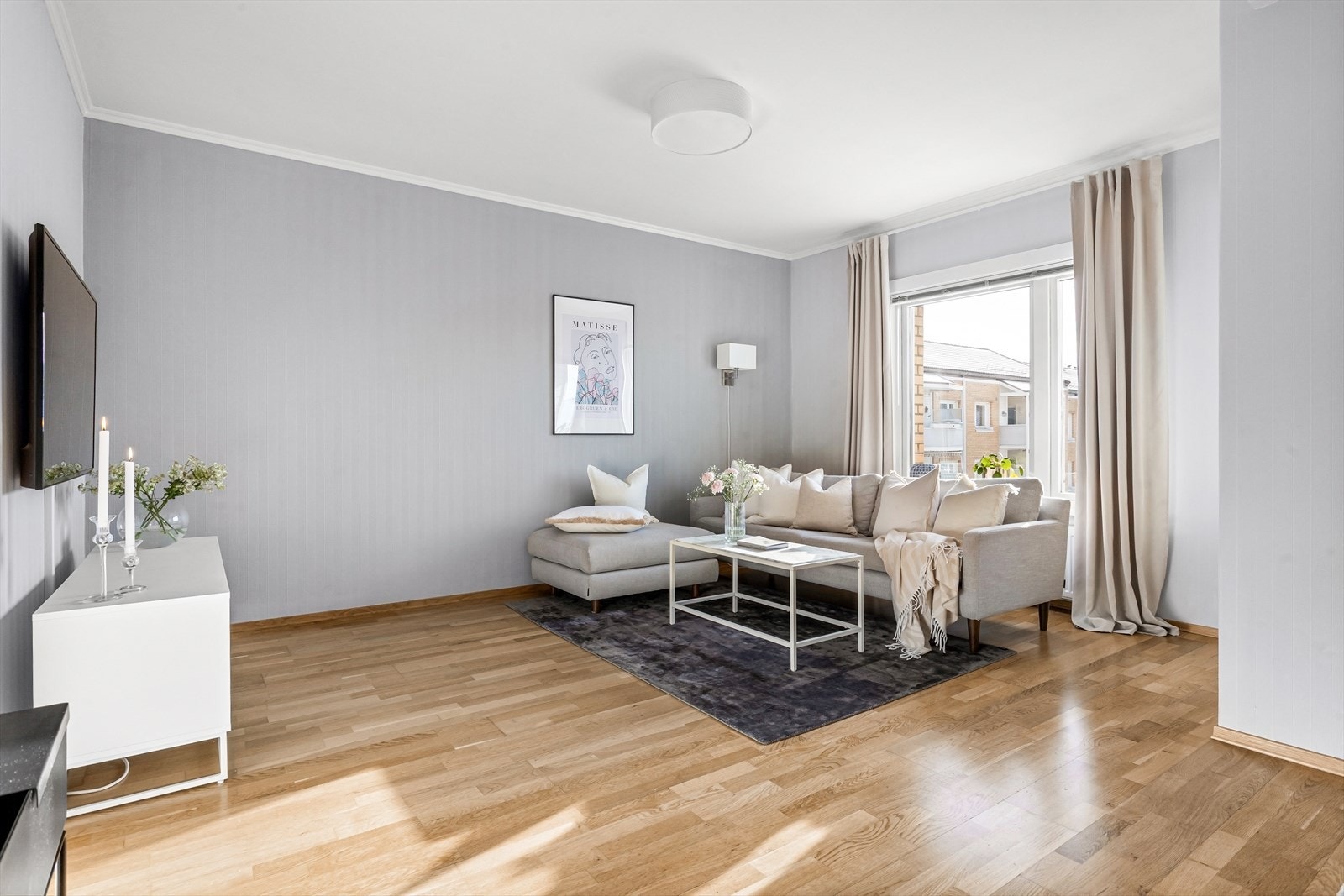 Sonja Damcevski Johansen v/Proaktiv Properties har gleden av å presentere Biskop Jens Nilssøns gate 26 A - En lys og gjennomgående 3-roms i toppetg. med solrik balkong og gratis parkering på brl. tomt, samt varmtvann og fyring inkl. i felleskost. Galleribilde