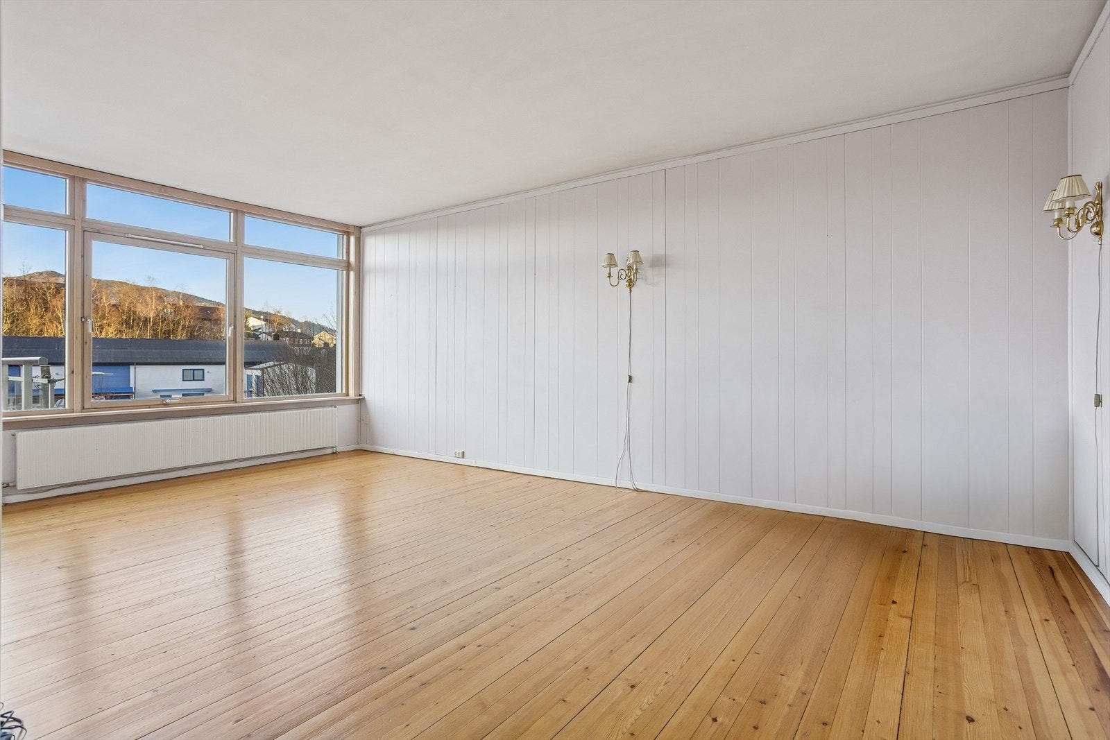 Store vindusflater med isolerglass gir rikelig med dagslys og en åpen romfølelse. Galleribilde