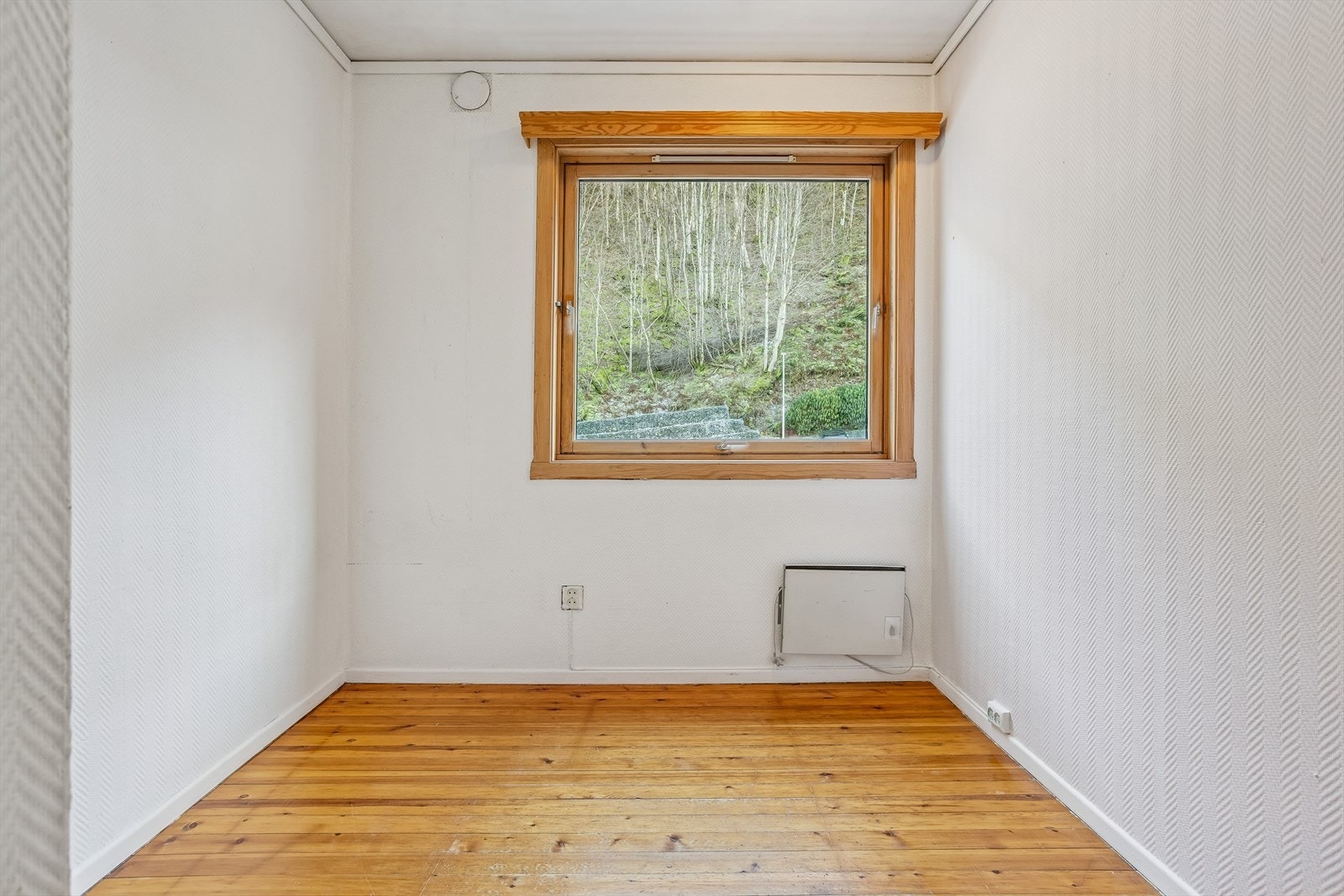 Leilighetens andre soverom har originalt tregulv og vender mot rolige omgivelser. Galleribilde