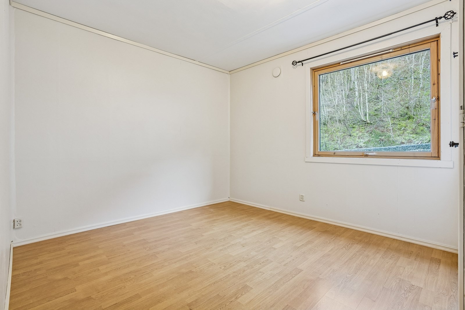 Hovedsoverommet på 11 kvm har god plass til dobbeltseng og garderobeløsning. Galleribilde