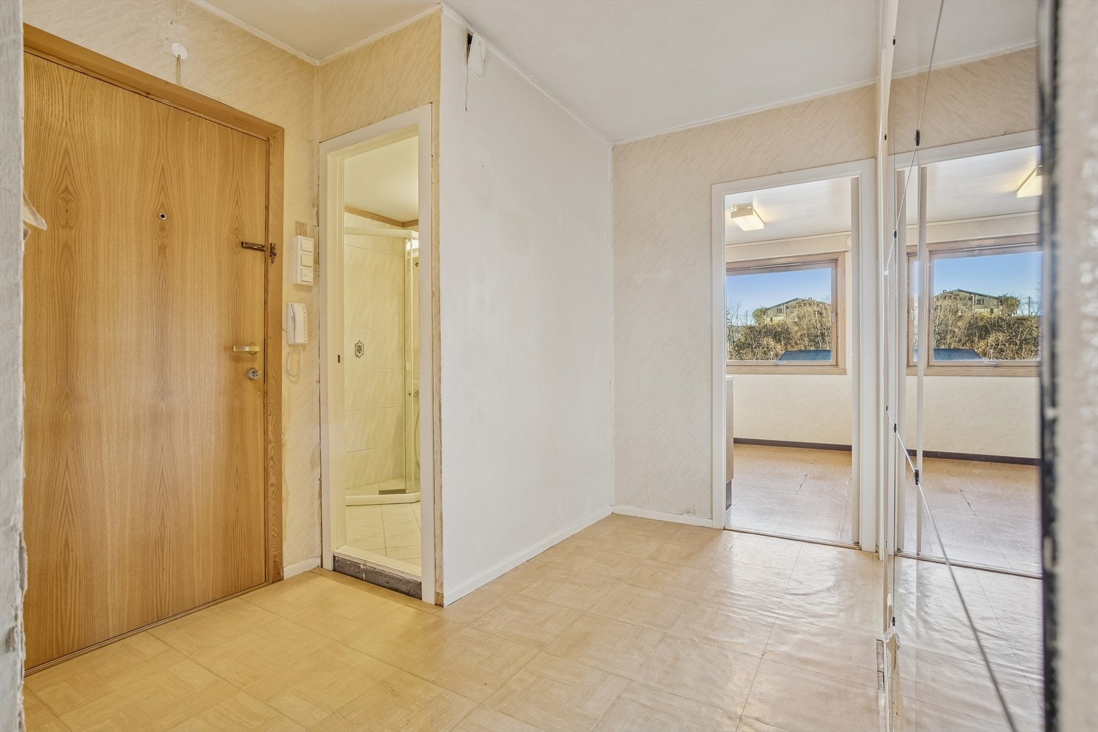 Fra den romslige entréen er det adkomst til badet og videre inn mot leilighetens øvrige rom. Galleribilde