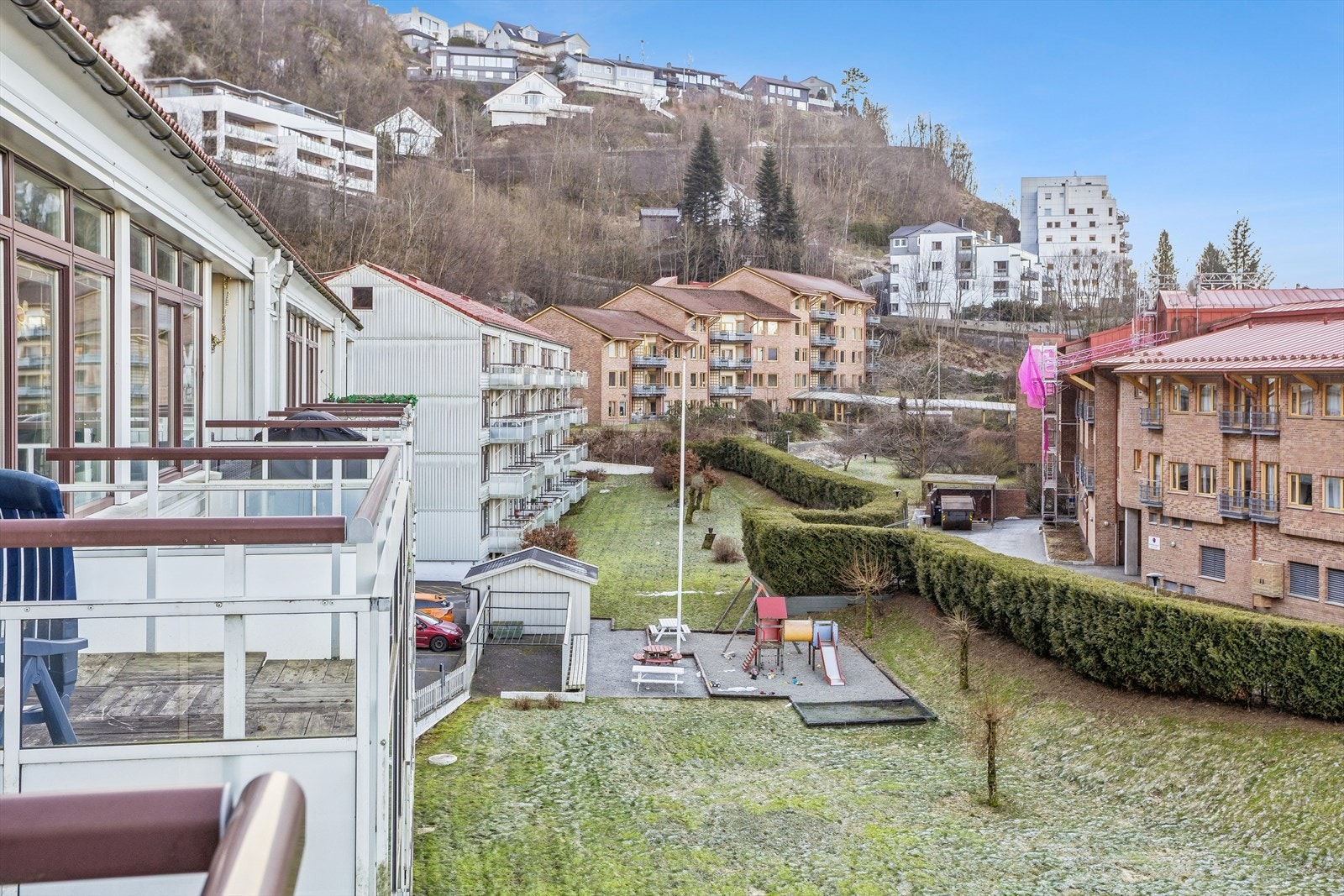 Fellesområdene er pent opparbeidet med plen, beplantning og lekeplass for de minste. Galleribilde