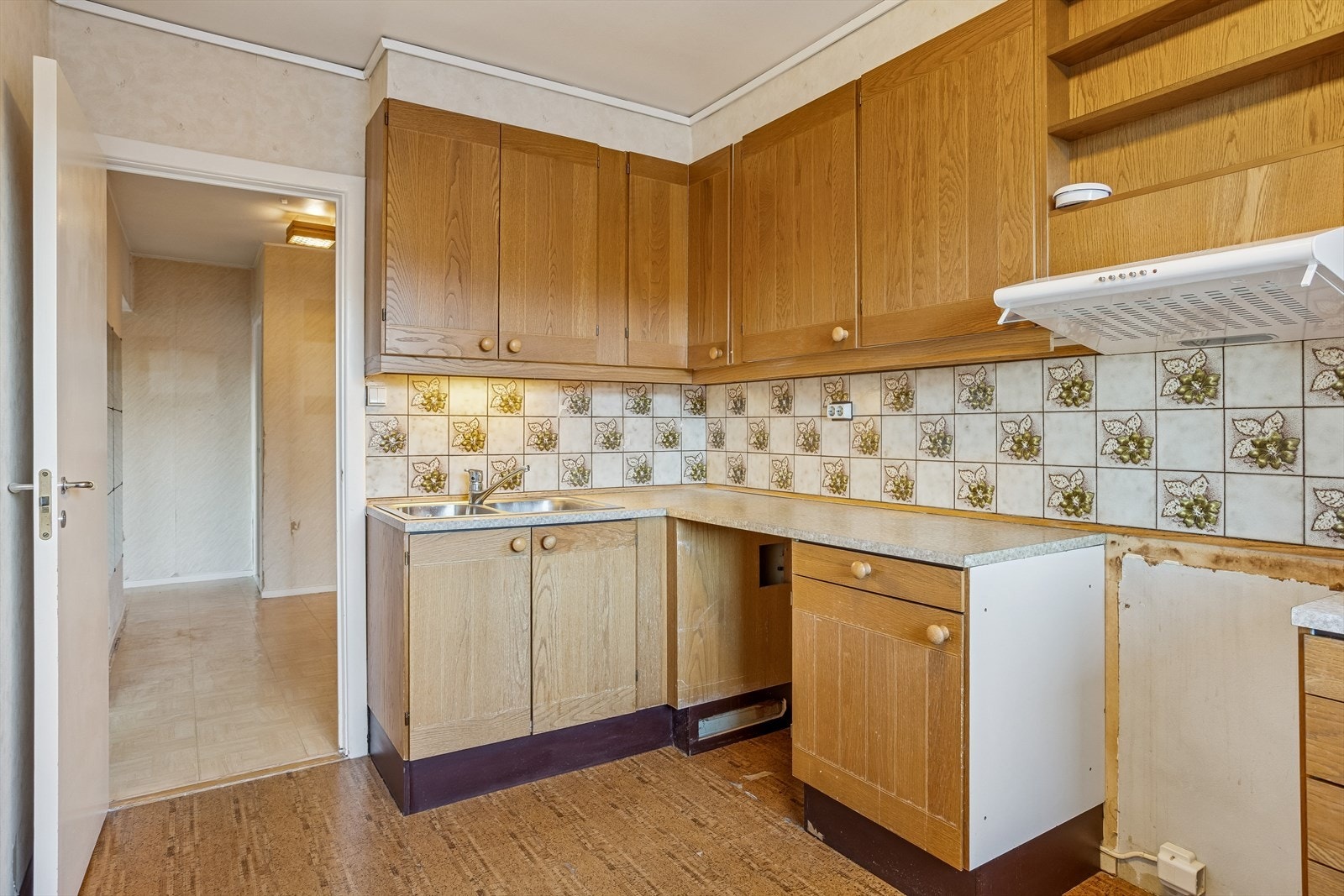 Kjøkkenet har en profilert innredning med laminerte benkeplater og god skapplass. Galleribilde