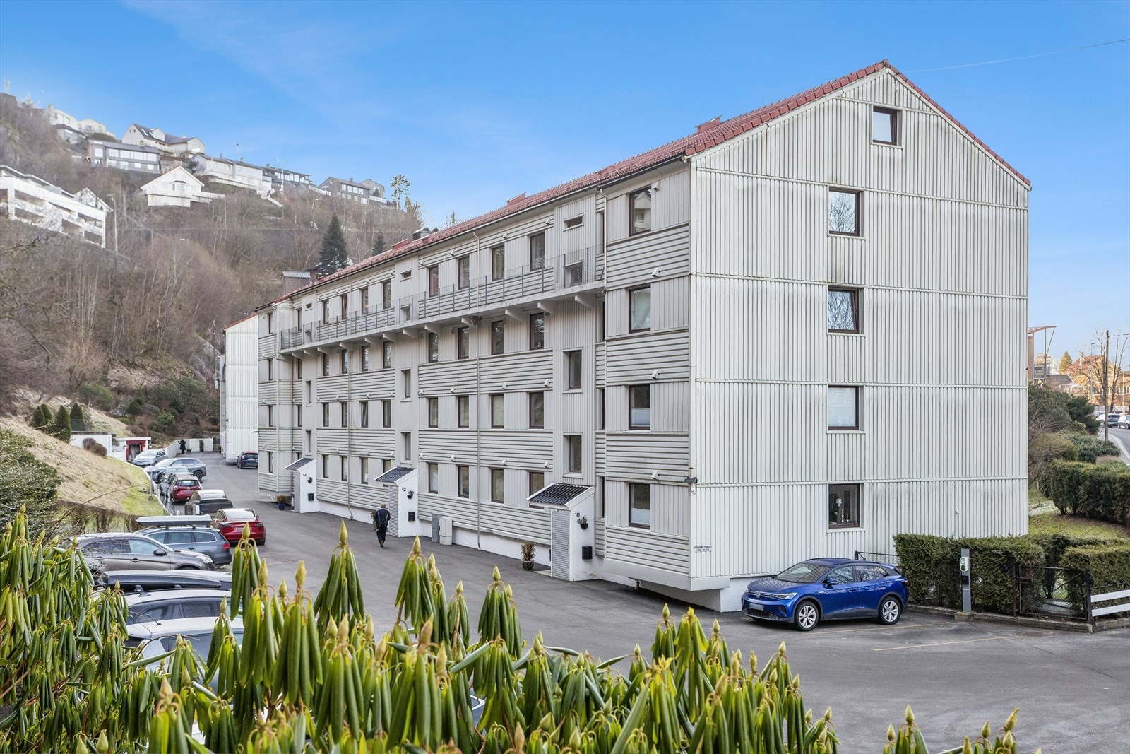 Bygget er oppført i 1965 og har en kombinasjon av trekledning og fasadeplater. Galleribilde