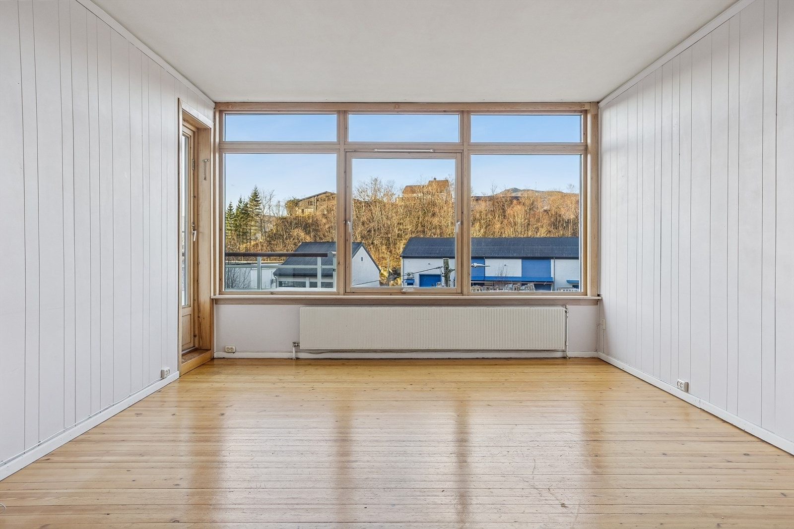 Rommet er utstyrt med radiator for jevn og behagelig romoppvarming. Radiatorvarme er inkludert i fellesutgifter. Galleribilde