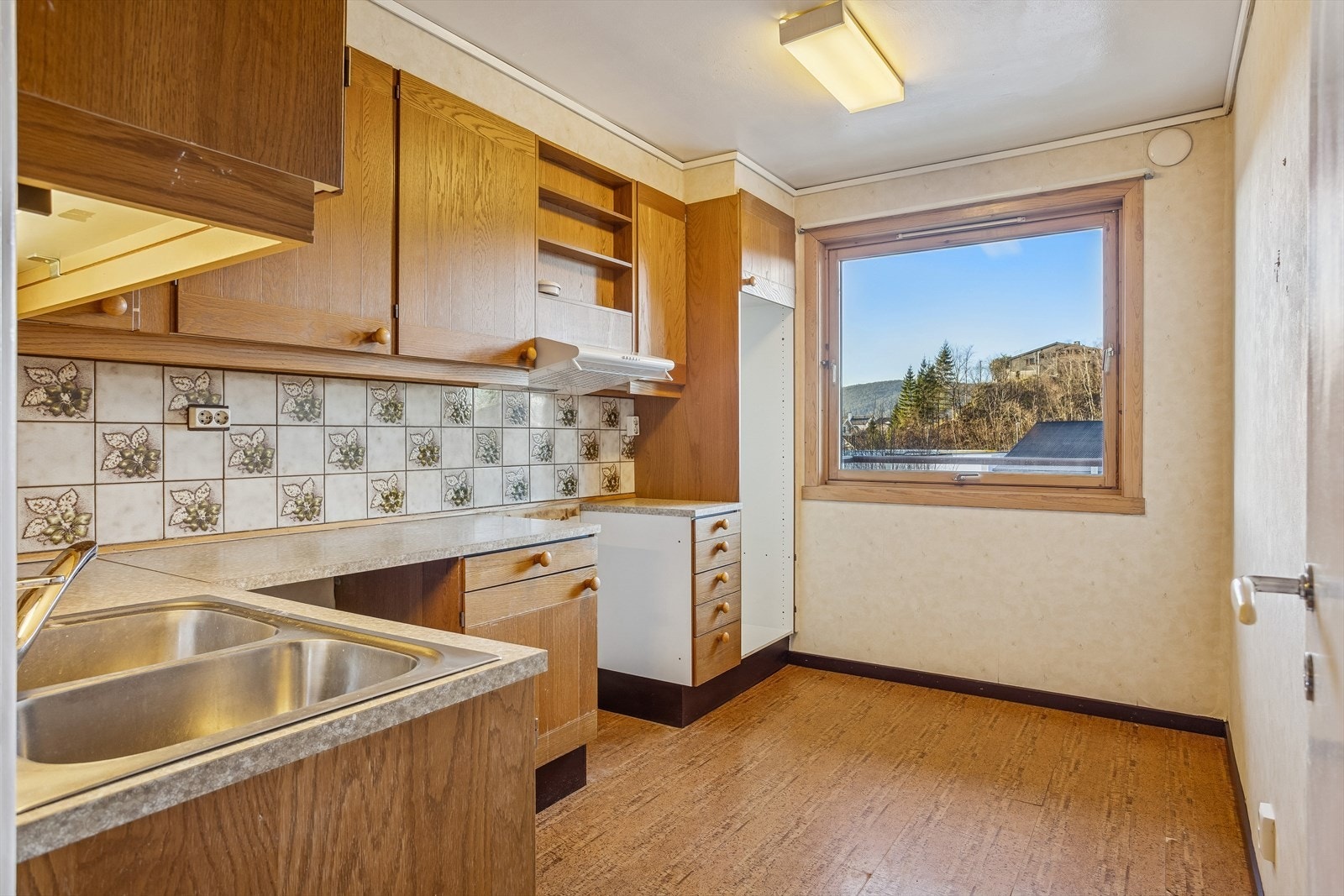 Kjøkkenet er utstyrt med dobbel stålkum og har mekanisk avtrekk ført ut gjennom yttervegg. Galleribilde