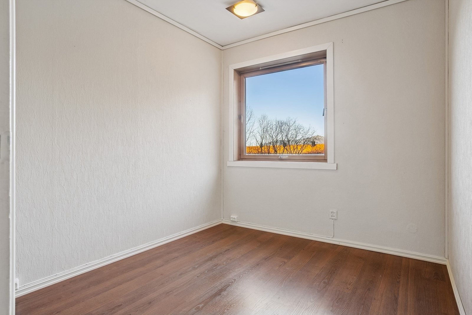 Det tredje soverommet med god plass til seng og garderobeløsning. Liten del av rommet var opprinnelig avsatt til kott/skap. Uten beskrivelse på opprinnelige plantegninger. Galleribilde