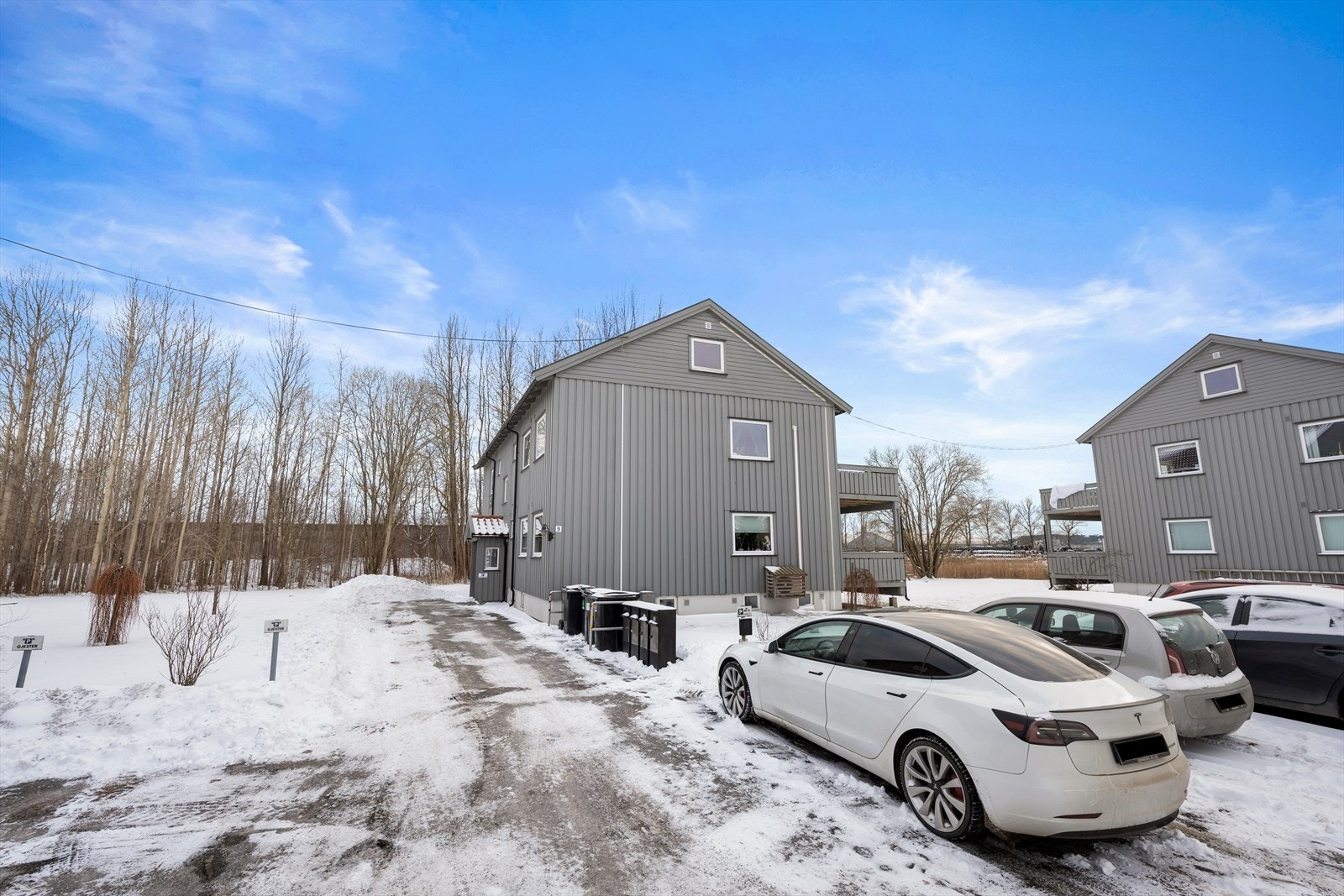 Gårdsplassen er asfaltert, og eiendommen har opparbeidet hage. Galleribilde