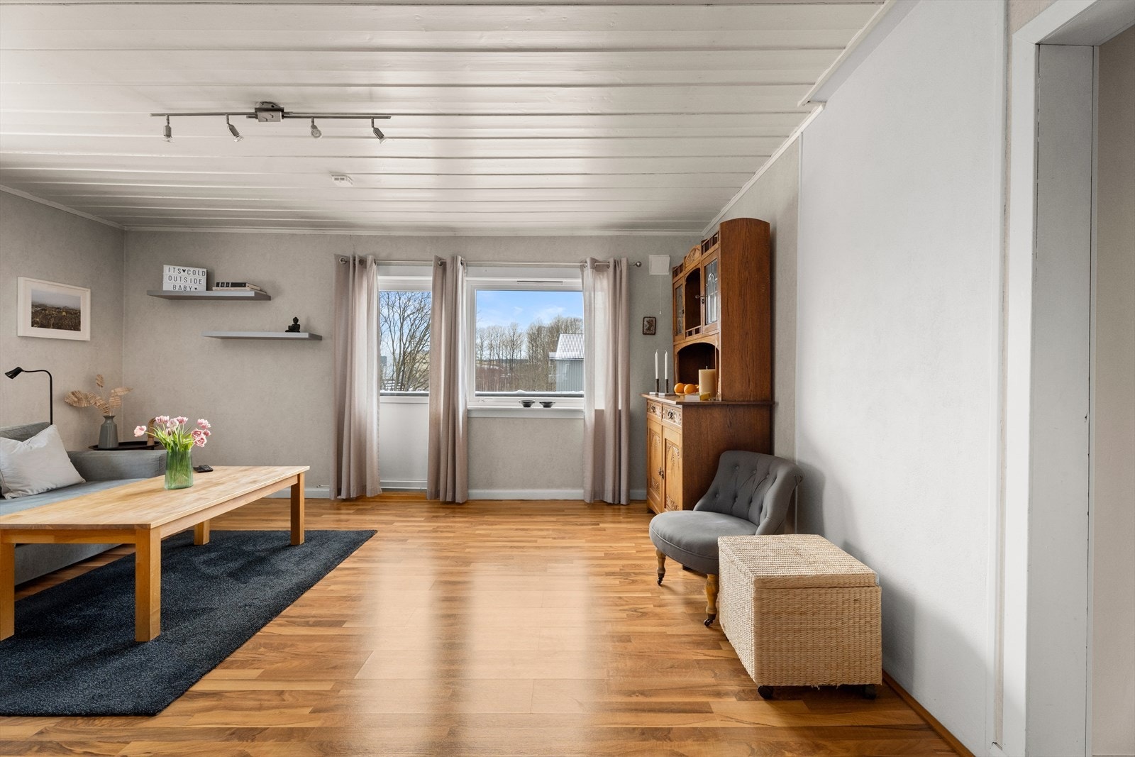 Veggene er kledd med tapet, som komplementerer de malte takpanelene. Galleribilde