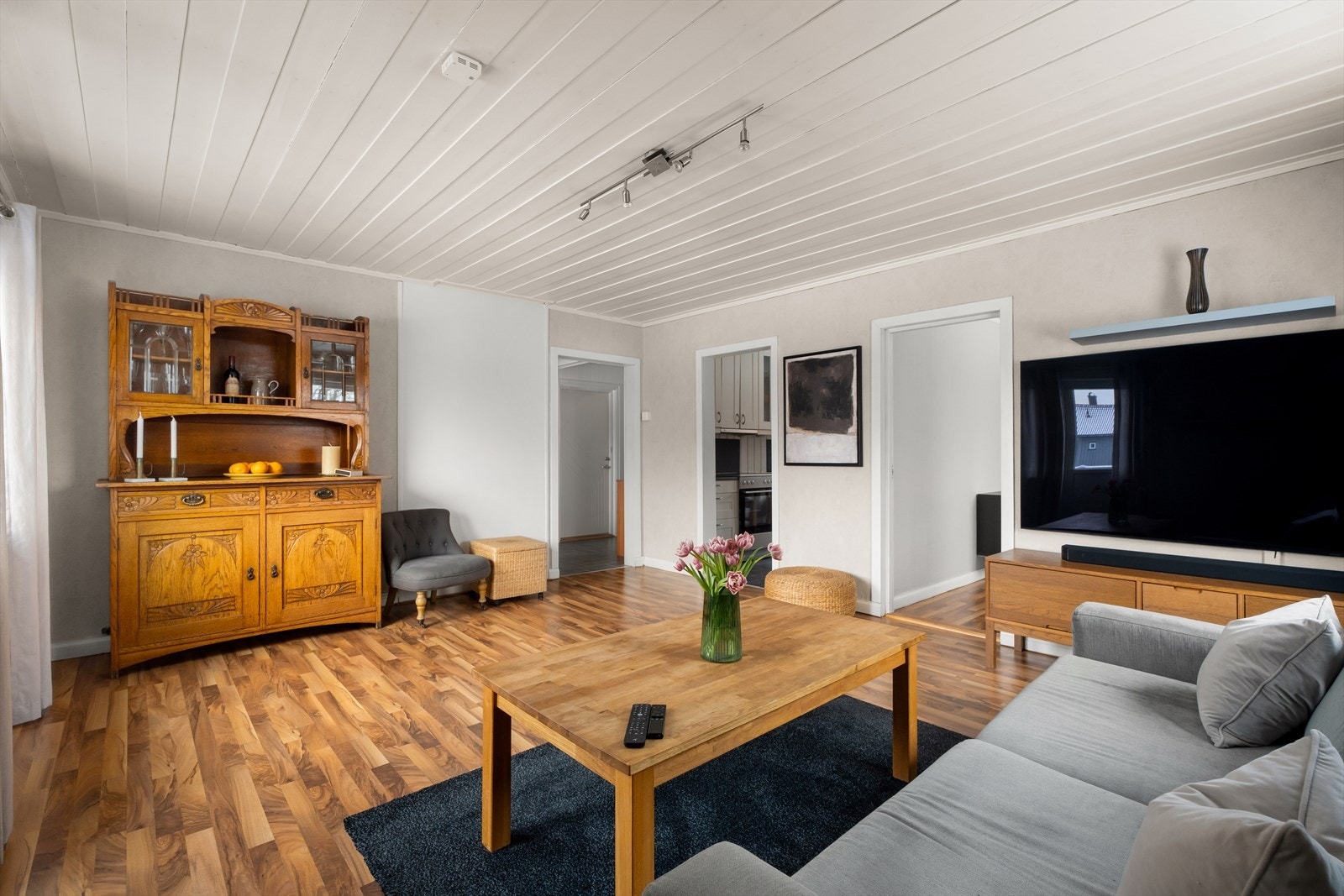 Stuen fungerer som et naturlig bindeledd mellom kjøkken og soveromsavdeling. Galleribilde