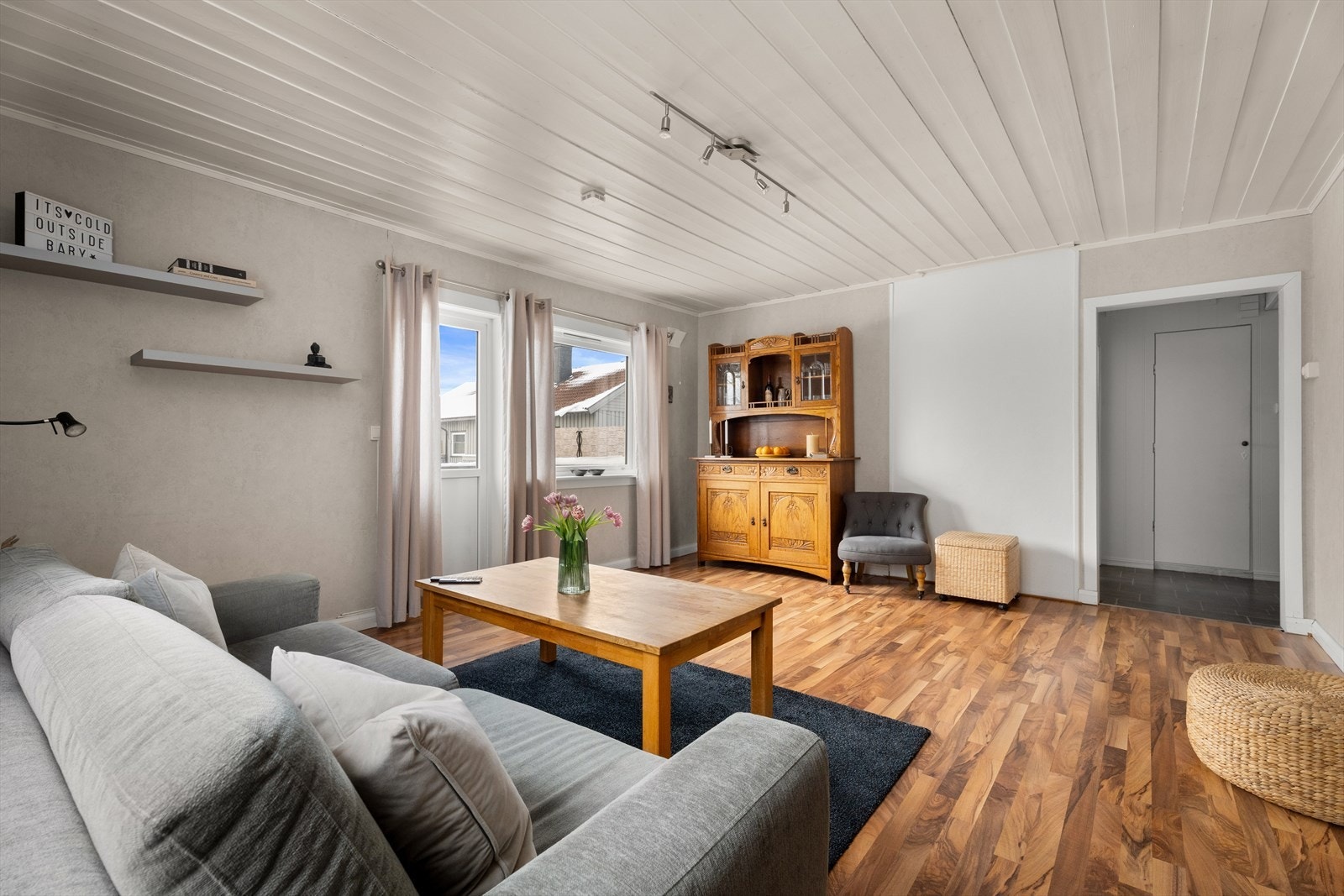 Stuen er et lyst og romslig samlingspunkt med laminatgulv og panel i taket. Galleribilde