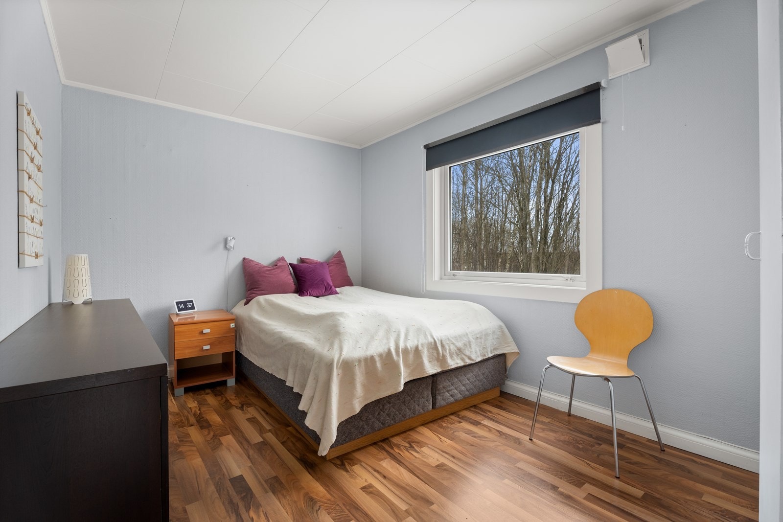 Hovedsoverommet er romslig med plass til dobbeltseng og garderobeløsning. Galleribilde