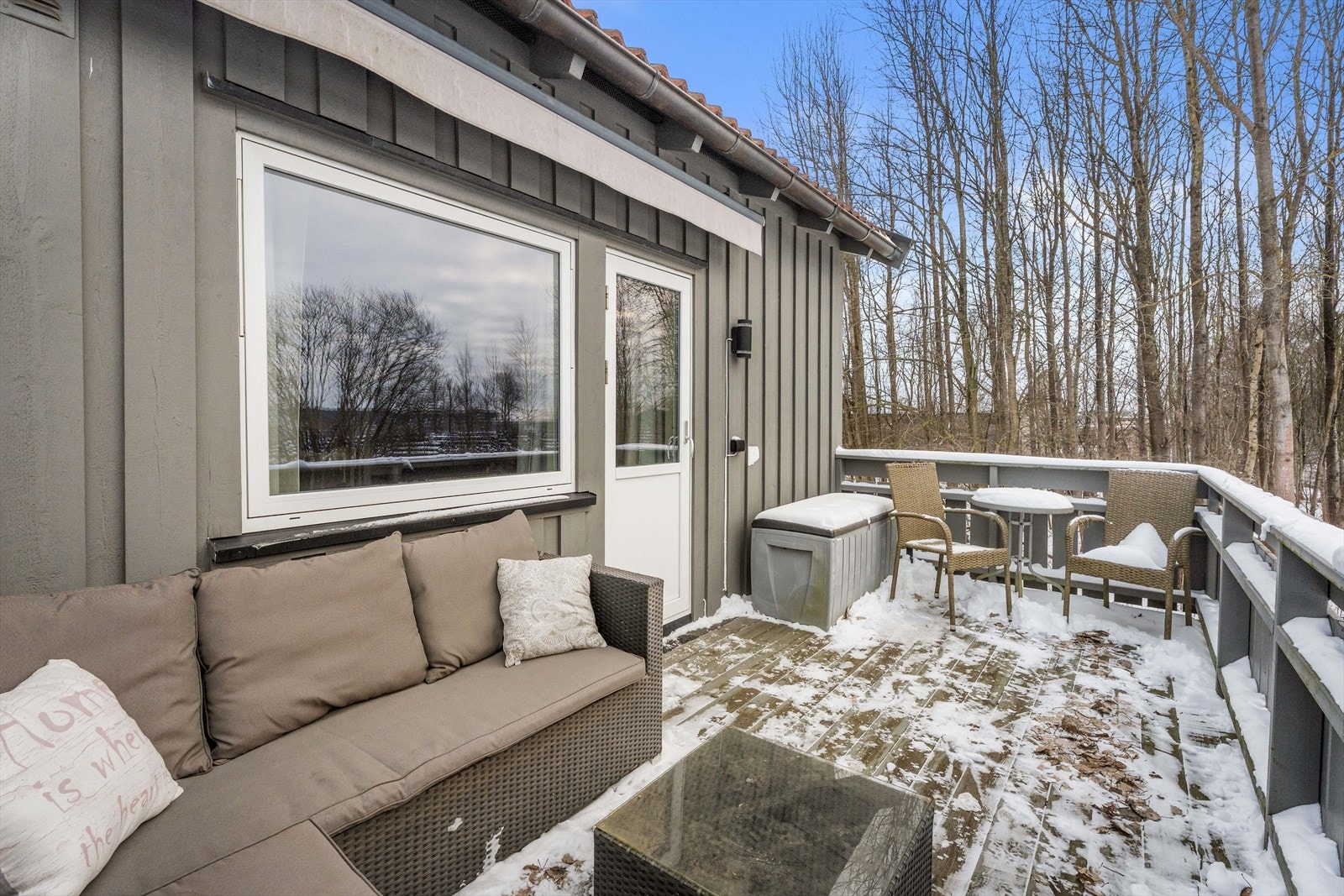 En stor og usjenert uteplass med vestvendt orientering. Galleribilde