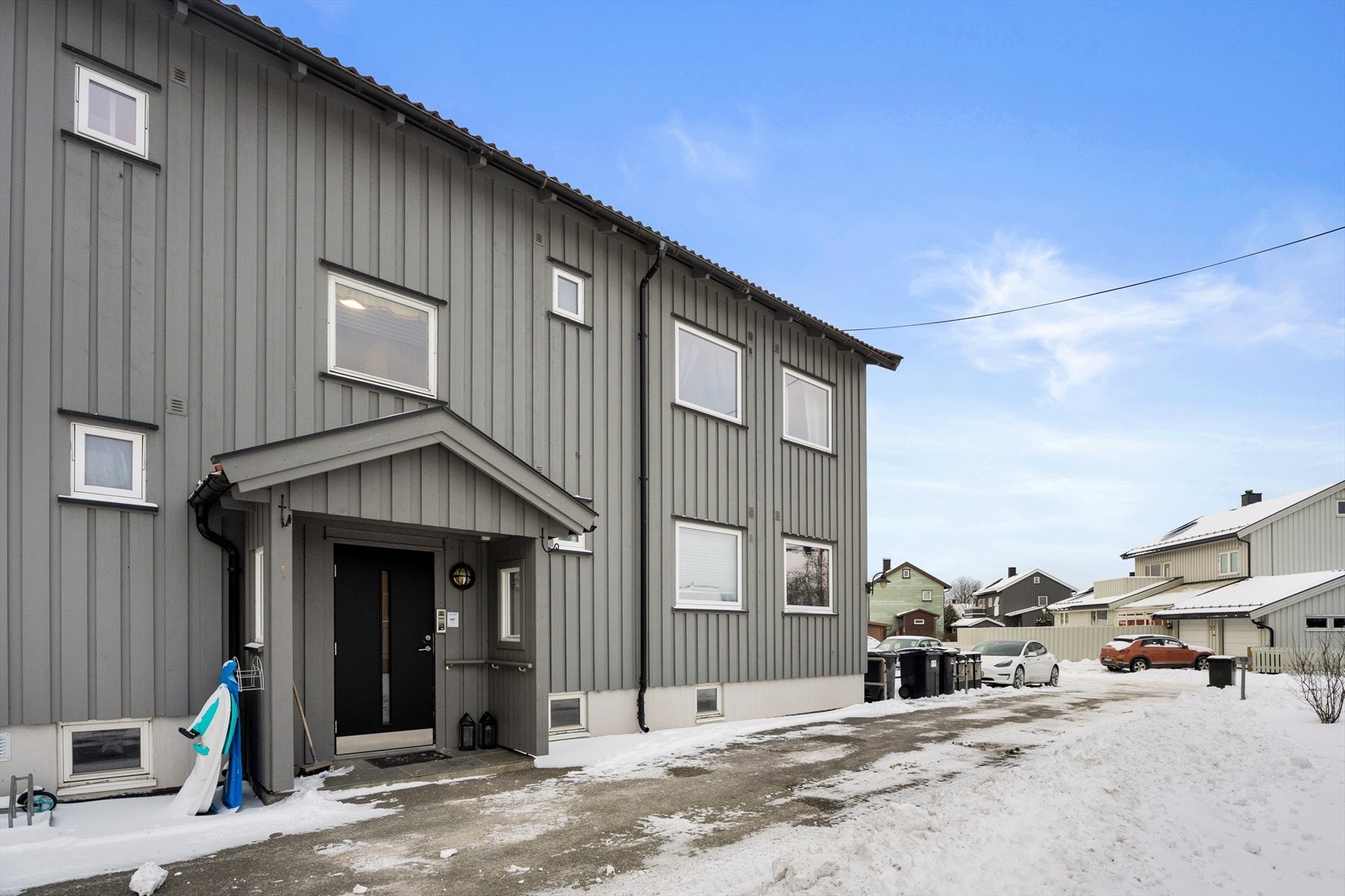 Adkomst til leiligheten i andre etasje via felles trappegang. Galleribilde