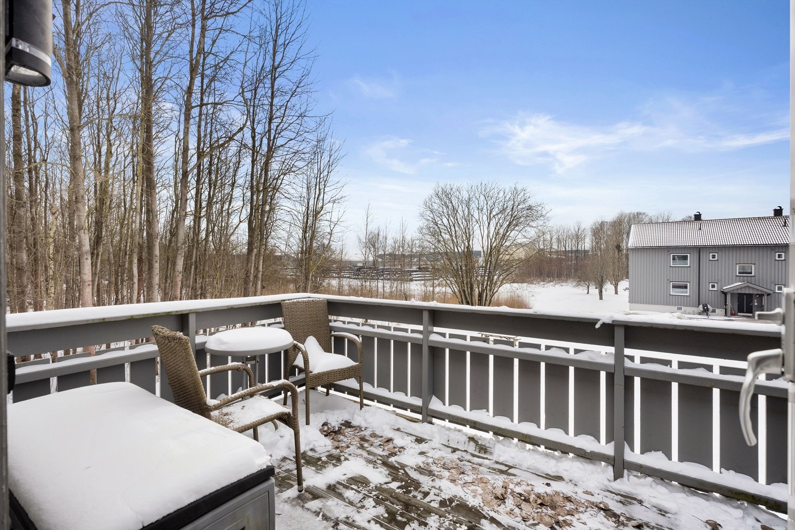 Terrassen har beiset tregulv og god plass for utemøbler. Galleribilde