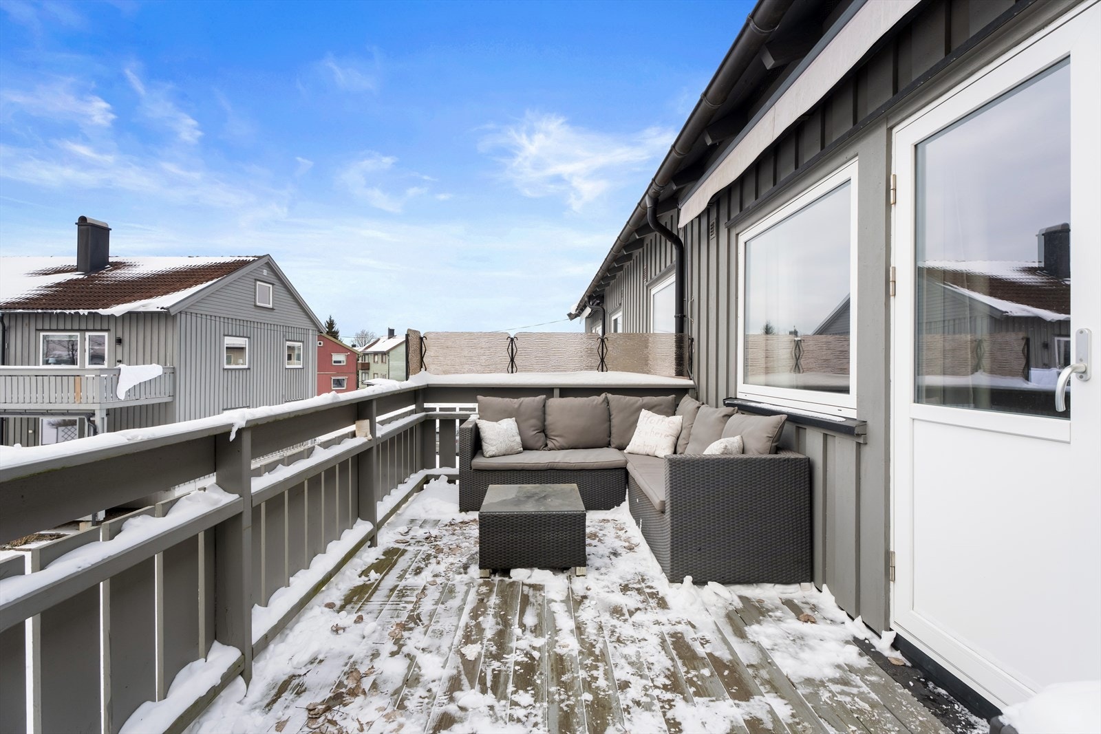 Adkomst til terrassen via en praktisk PVC-terrassedør fra stuen. Galleribilde