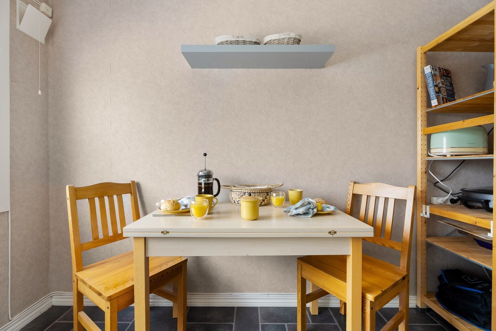 En praktisk hylle gir ekstra oppbevaringsmuligheter. Galleribilde