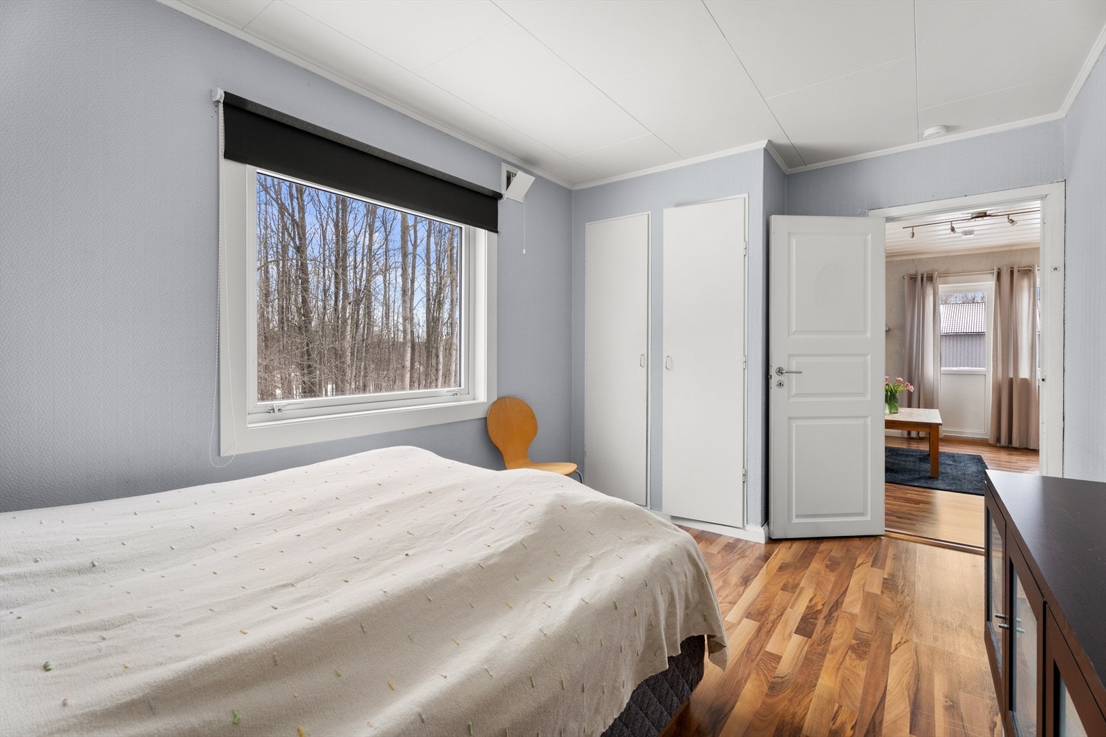 Rommet har laminatgulv og tapetserte vegger. Galleribilde