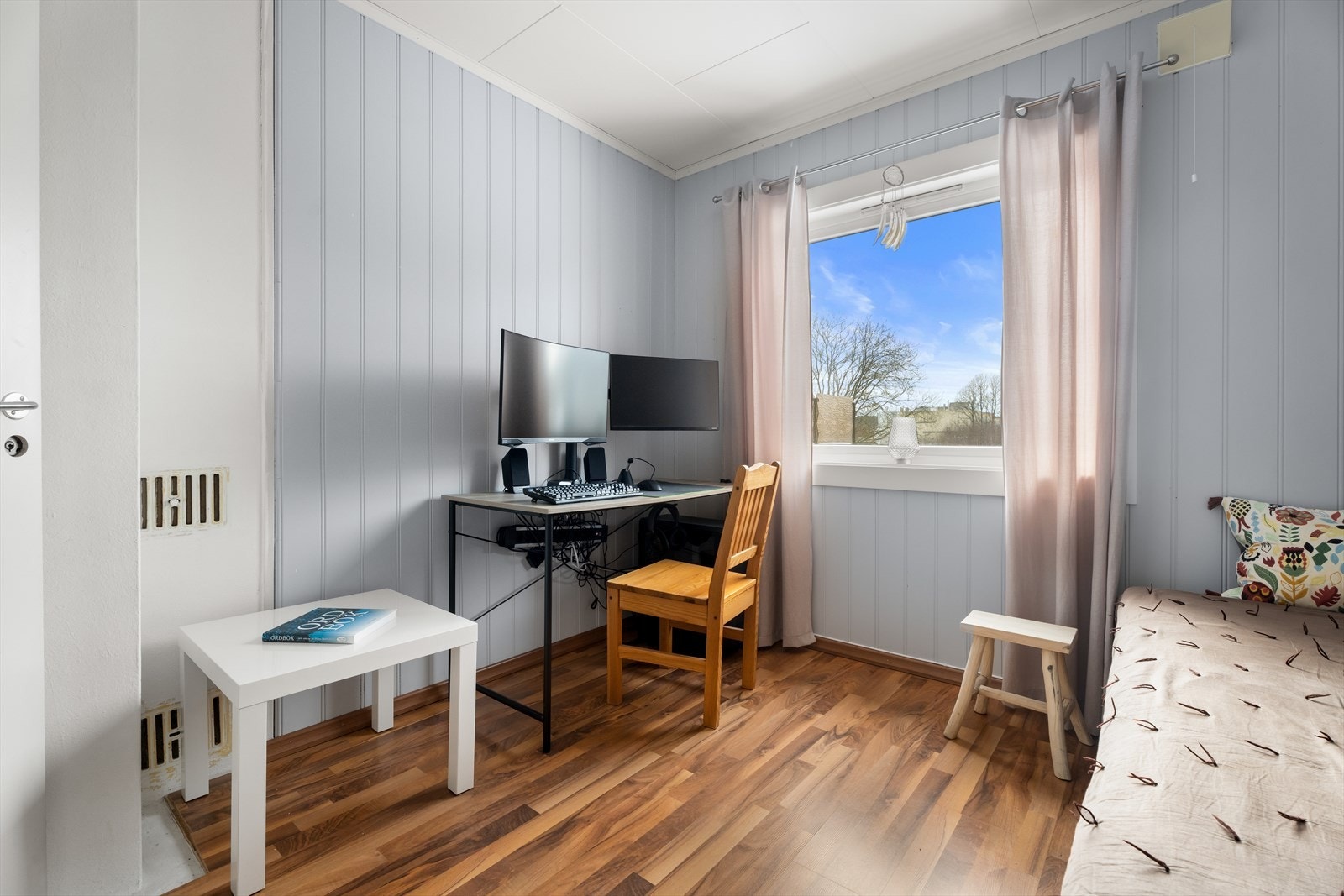 Også her er det panelplater på veggene og laminat på gulvet. Galleribilde