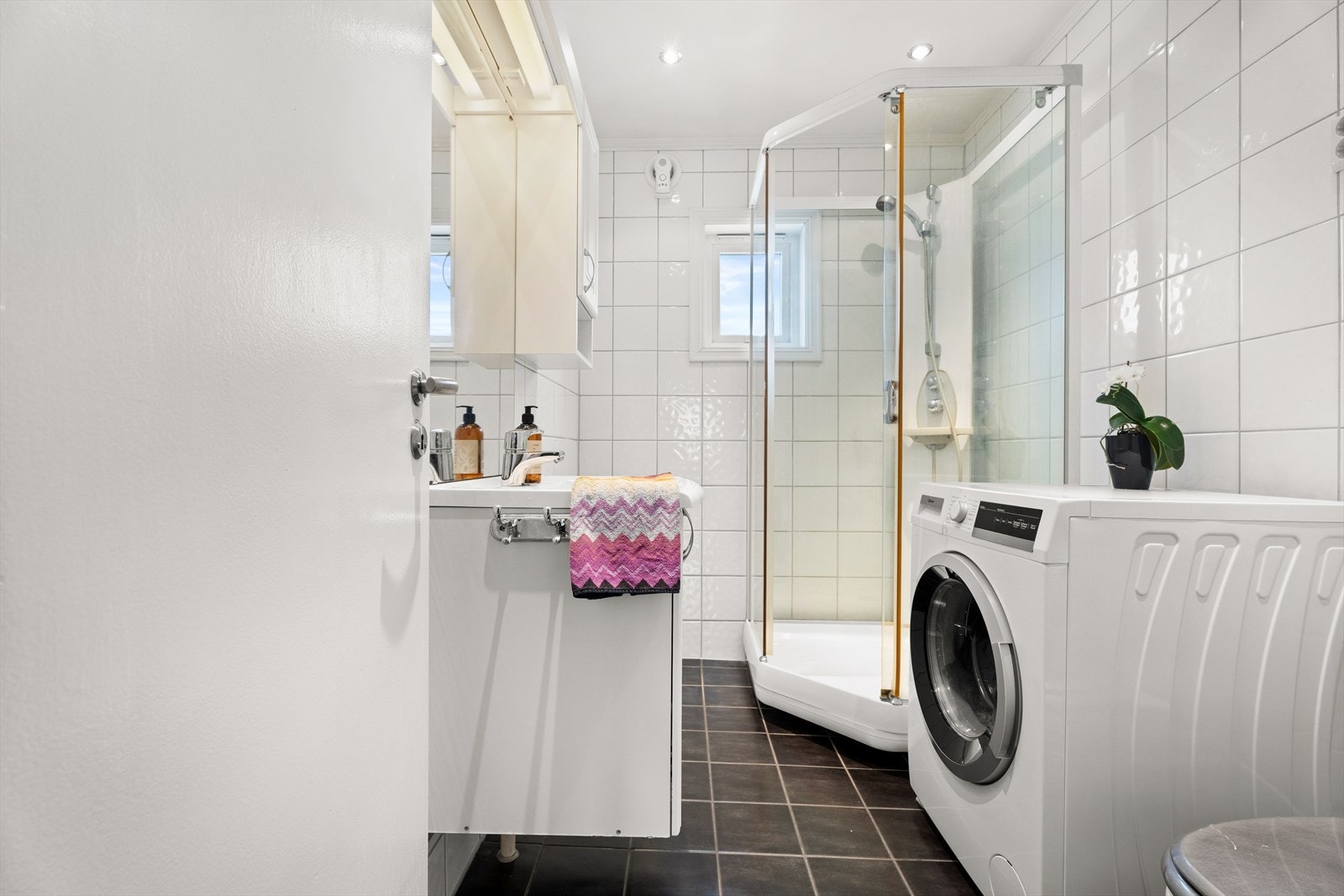 Badet ble pusset opp i 2005 og har flislagte overflater og dusjkabinett. Galleribilde