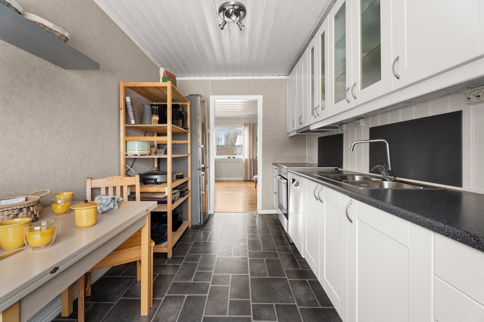 Innredningen byr på rikelig med skap- og benkeplass. Galleribilde