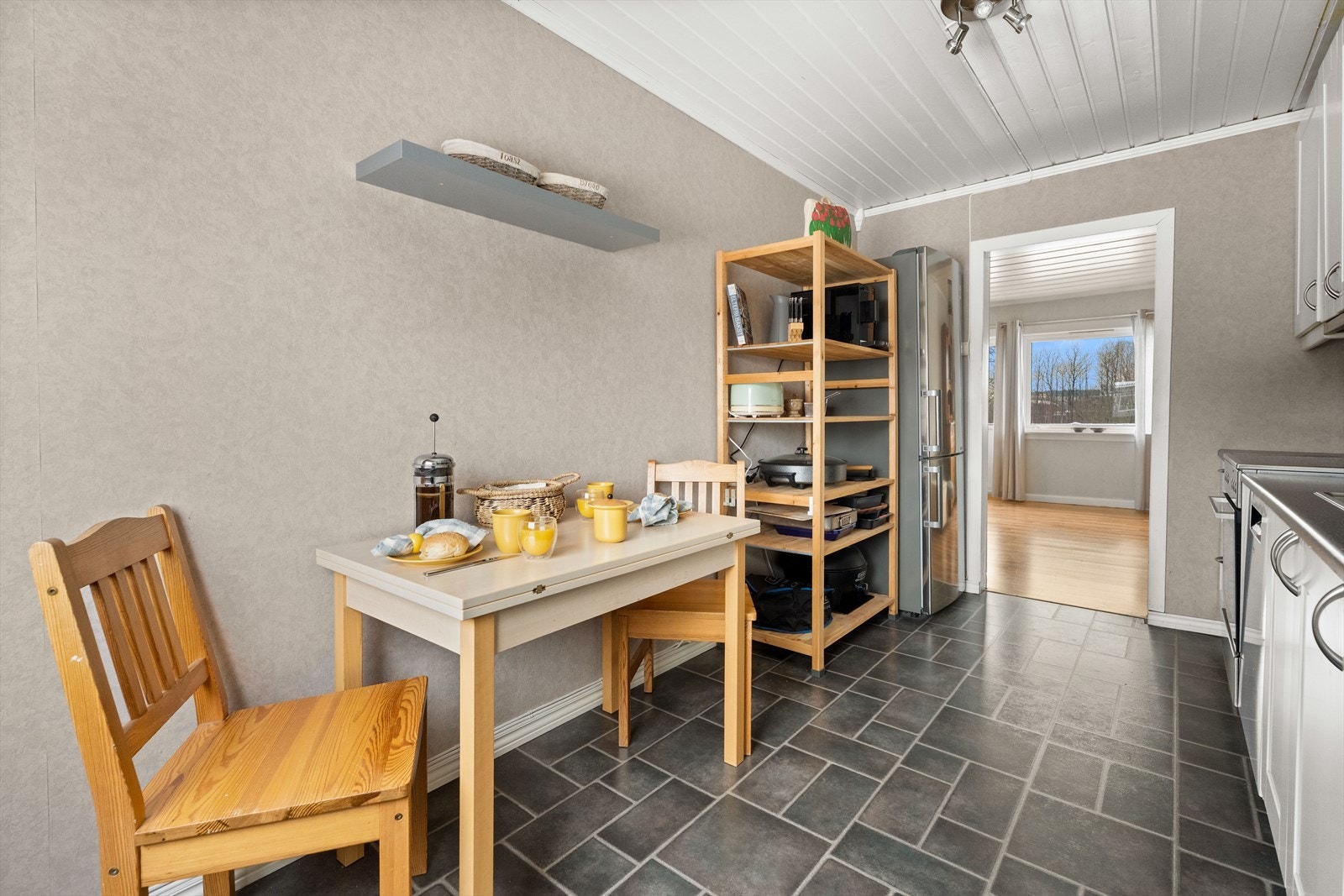 Rommet har laminatgulv og tapetserte vegger. Galleribilde