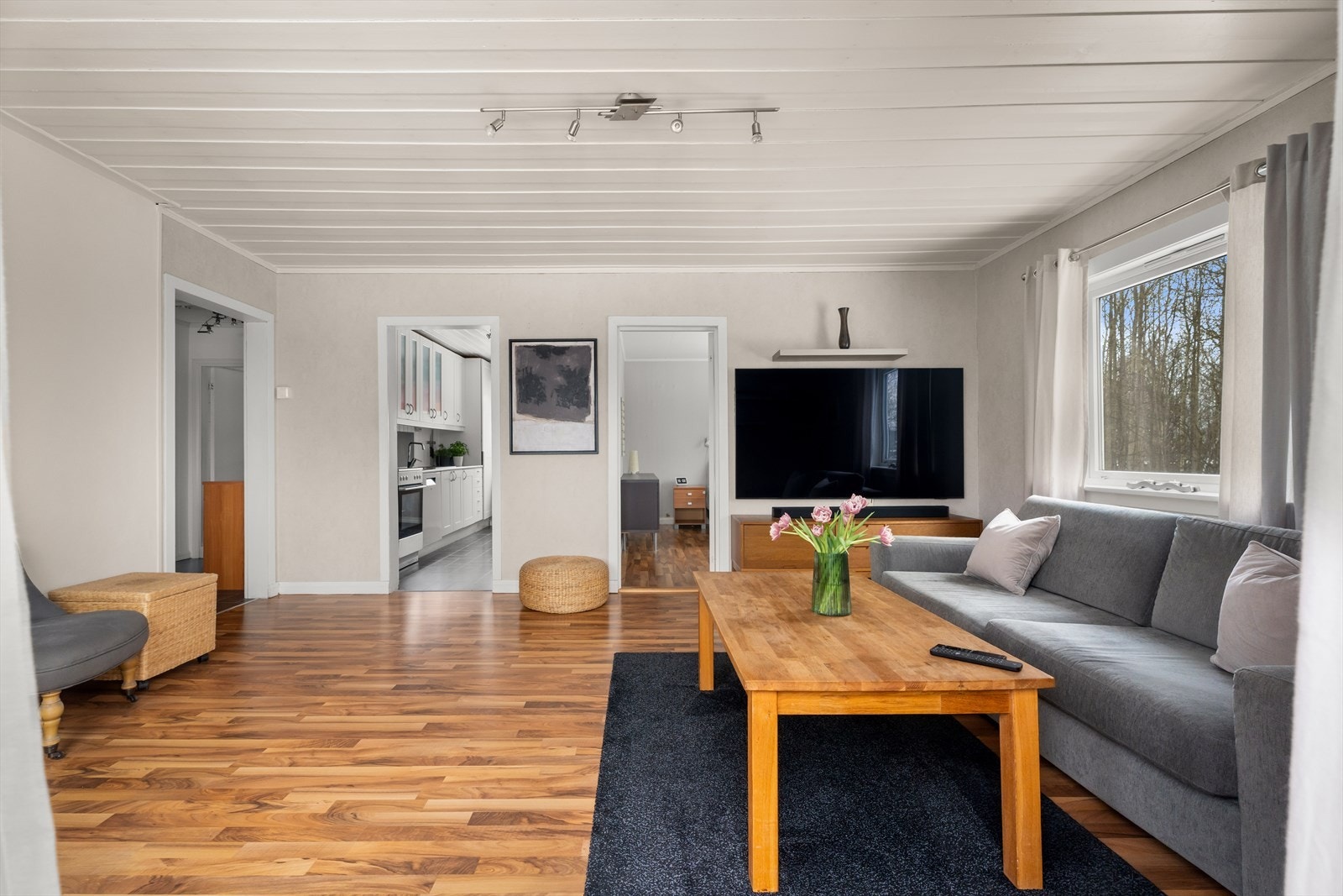 Åpne døråpninger gir en luftig følelse og god oversikt. Galleribilde