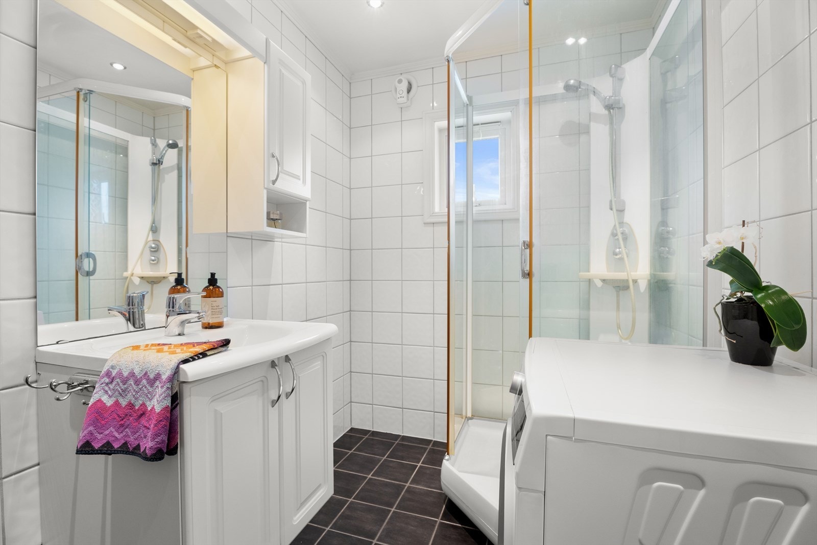 Elektriske varmekabler i gulvet sørger for en behagelig temperatur. Galleribilde