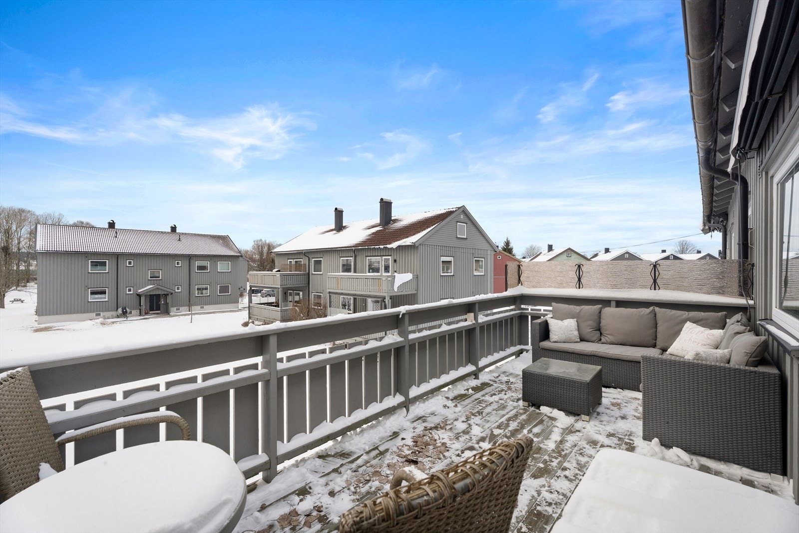 Fra stuen er det utgang til en stor, vestvendt terrasse på 12 m². Galleribilde