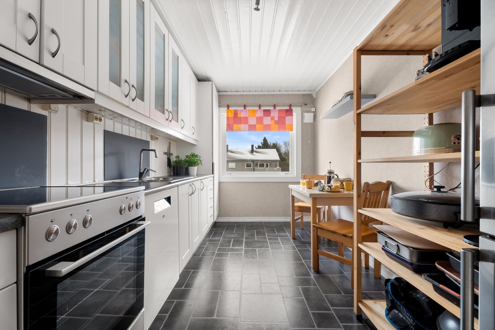 Kjøkkenventilator med kullfilter er installert over komfyren. Galleribilde