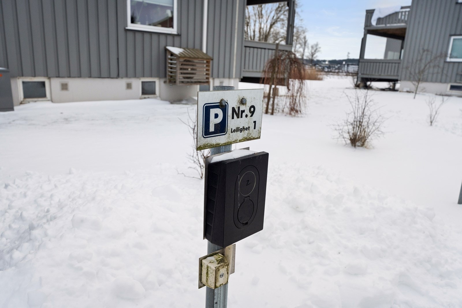 Til leiligheten medfølger en parkeringsplass med ladeboks. Galleribilde