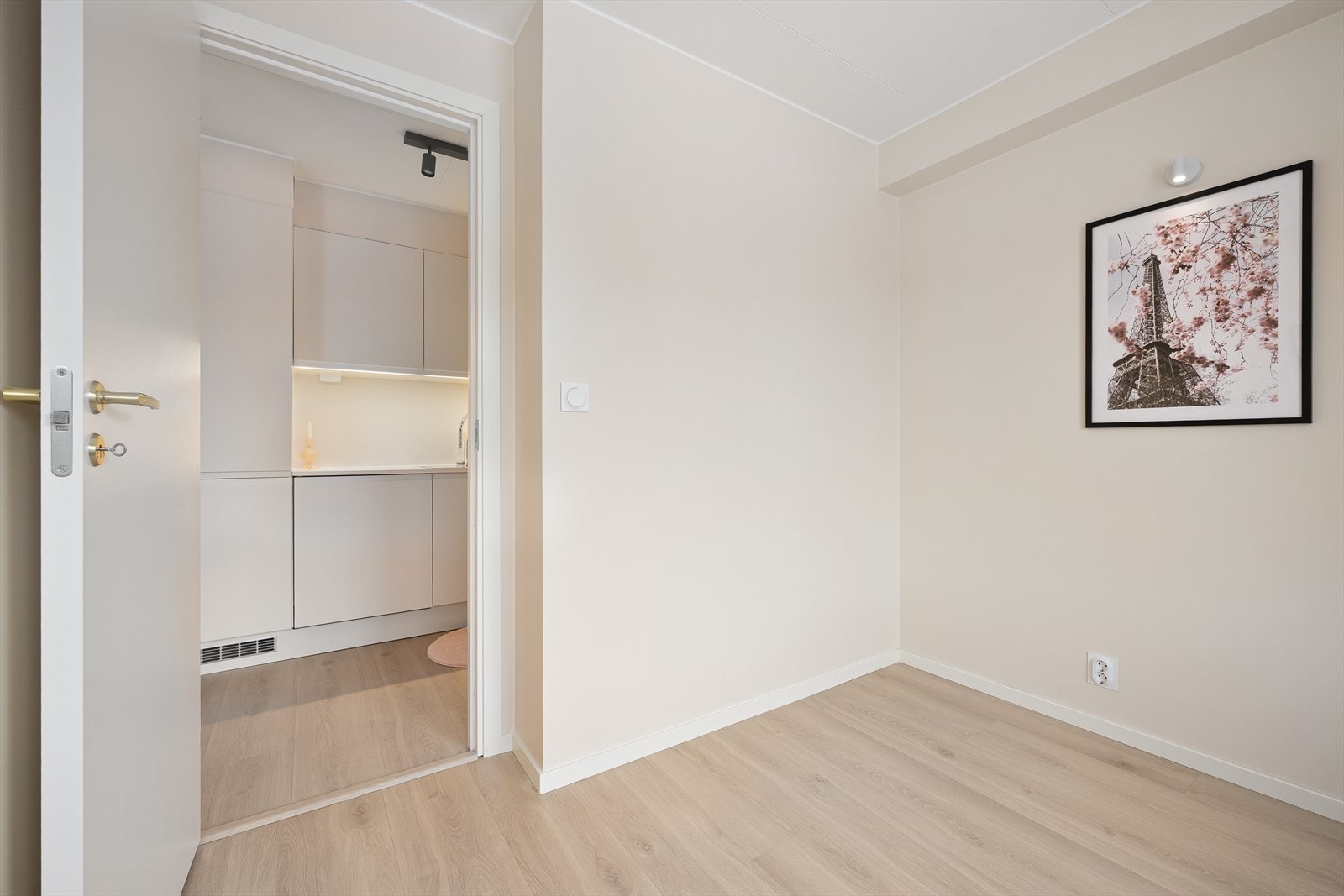 Rommet har plass til seng med tilhørende soveromsmøblement som nattbord og garderobeskap. Galleribilde