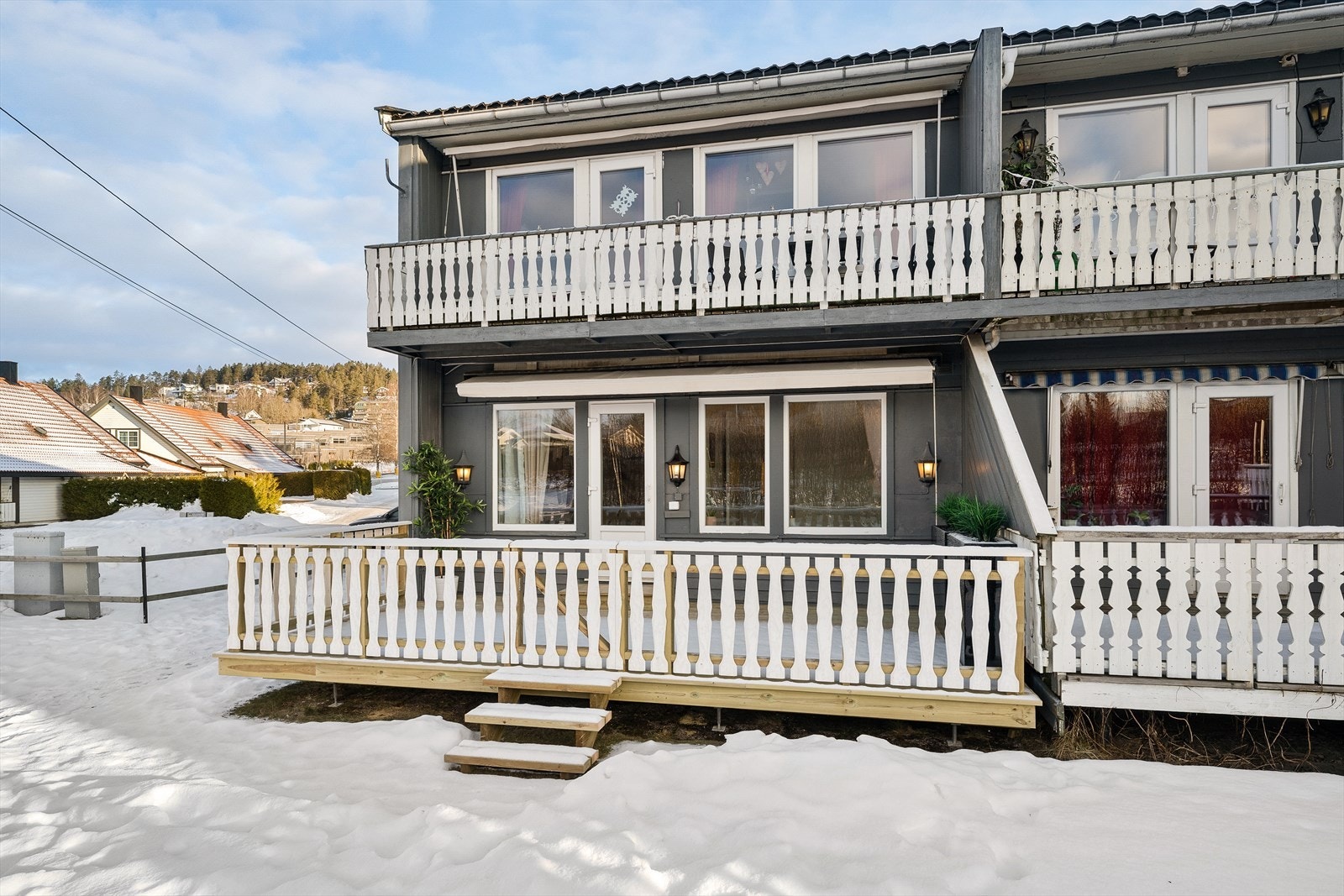 Det er utgang til hagen via port på terrassen. Galleribilde