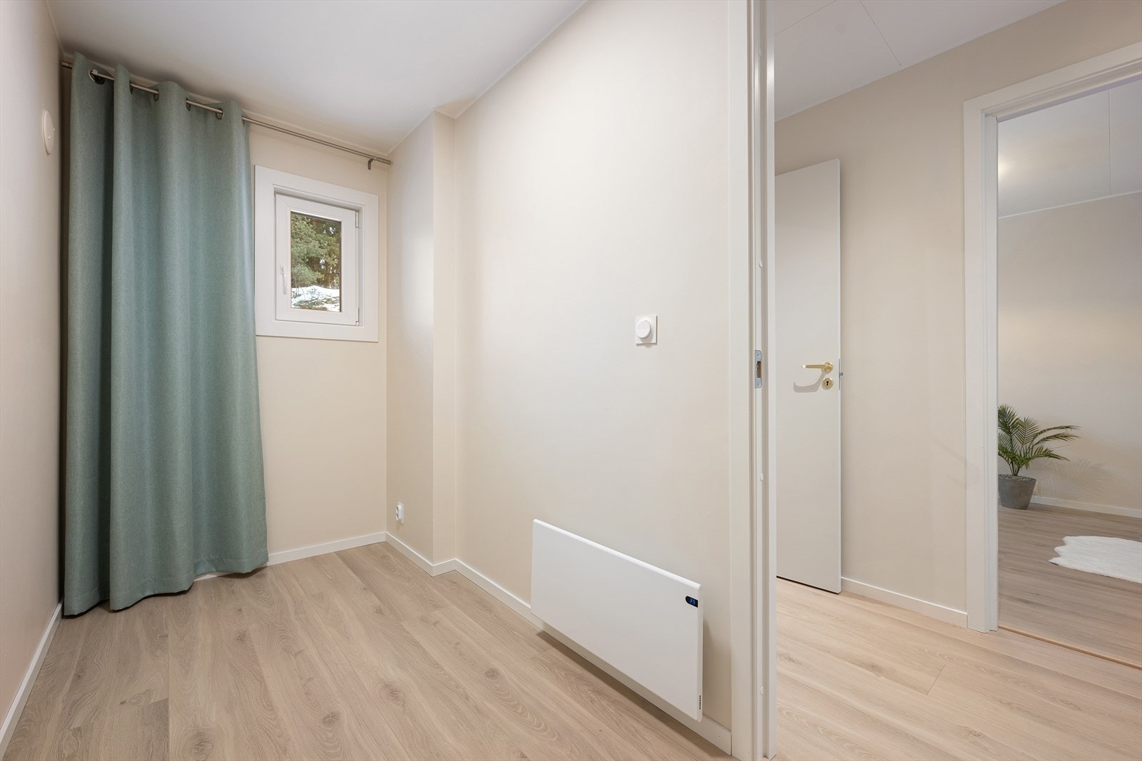 Praktisk rom ved inngangspartiet som egner seg svært godt som hjemmekontor, hobbyrom eller disponibelt rom etter behov. Fleksibel bruk gjør dette til en ekstra verdi i hverdagen. (Rommet er byggemeldt som kjøkken/bod.) Galleribilde